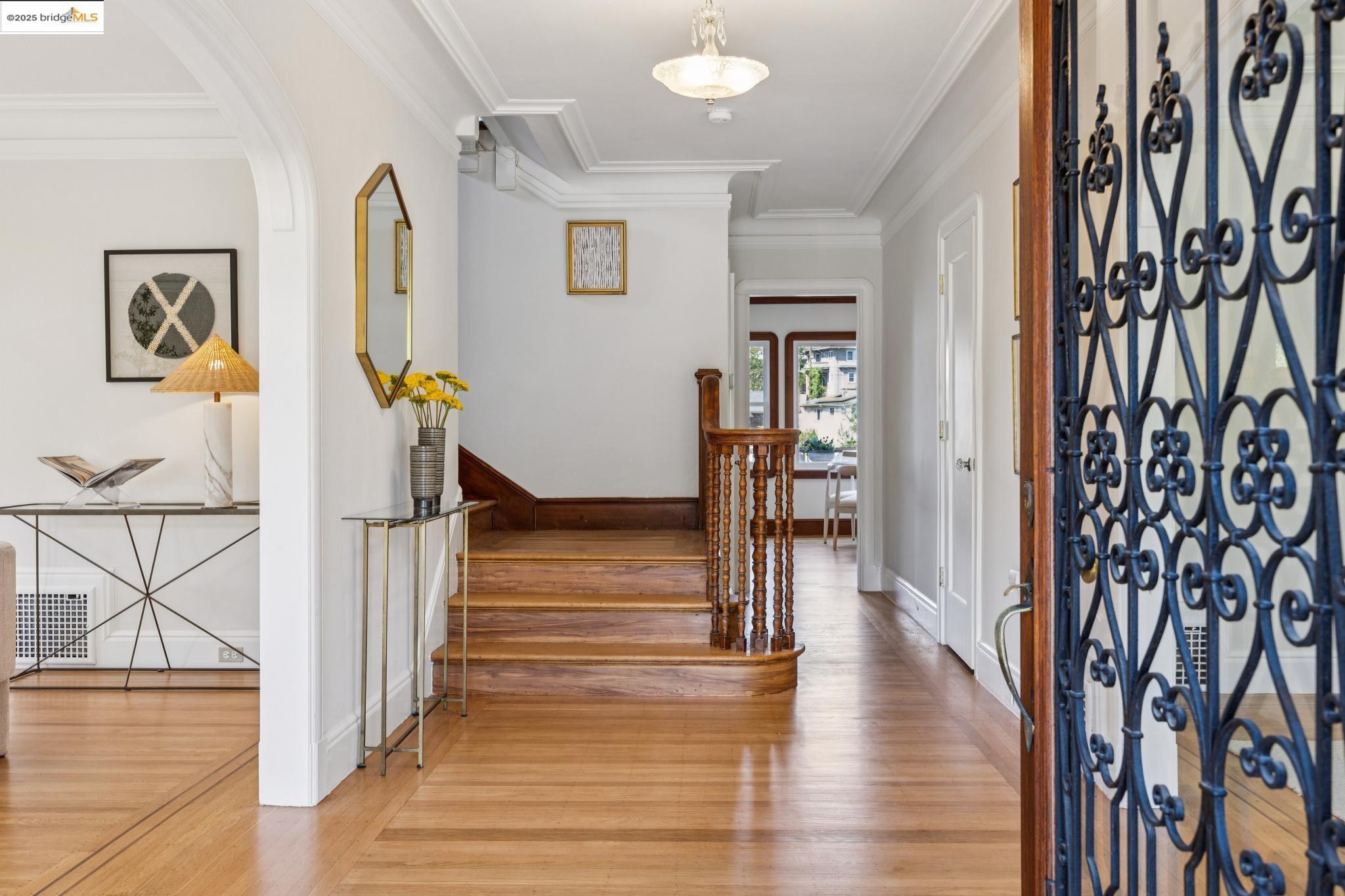 Detail Gallery Image 3 of 60 For 700 Longridge Rd, Oakland,  CA 94610 - 5 Beds | 3/1 Baths