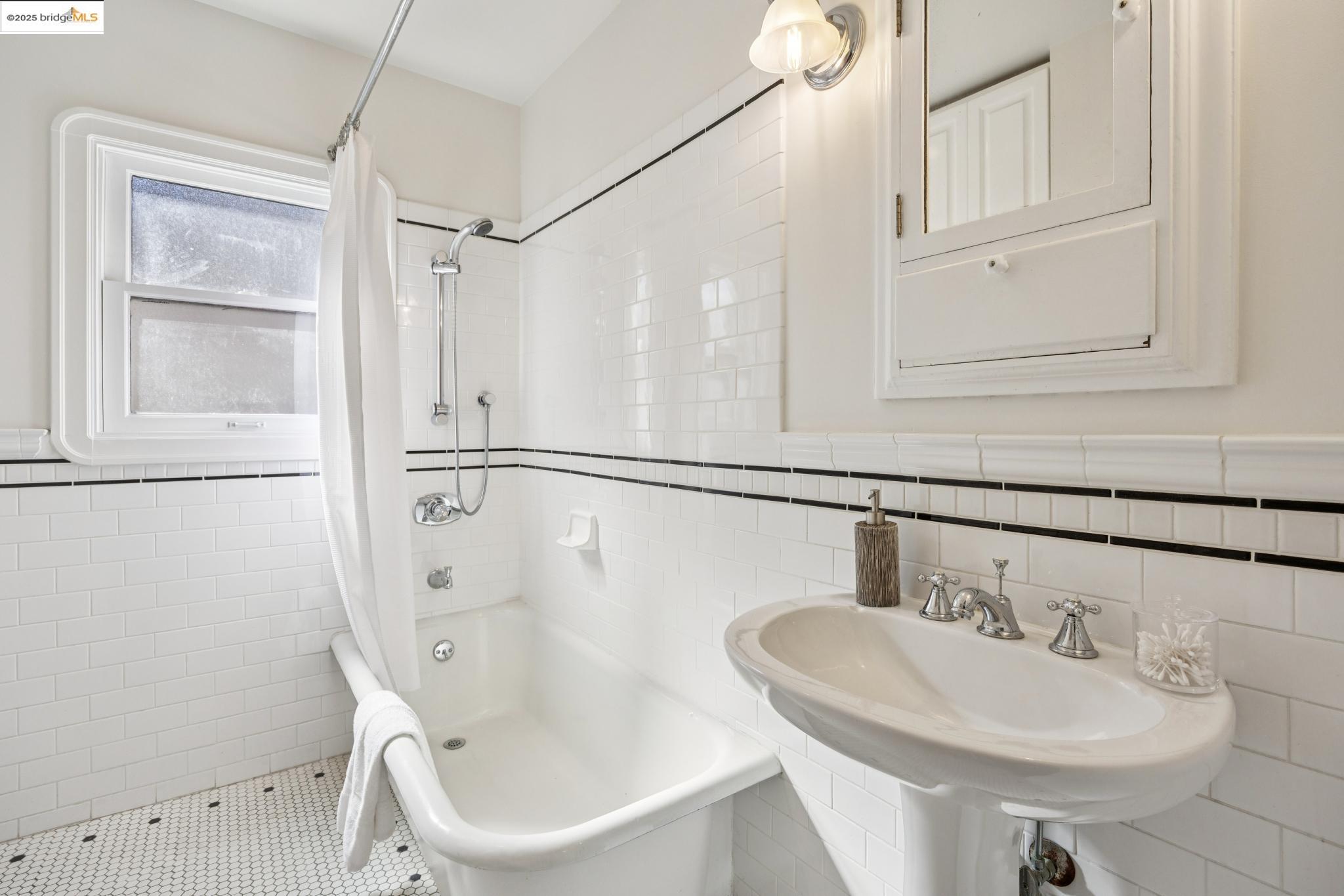 Detail Gallery Image 23 of 60 For 700 Longridge Rd, Oakland,  CA 94610 - 5 Beds | 3/1 Baths