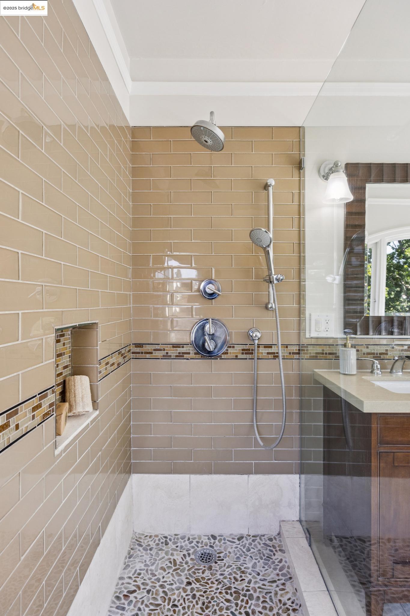 Detail Gallery Image 37 of 60 For 700 Longridge Rd, Oakland,  CA 94610 - 5 Beds | 3/1 Baths