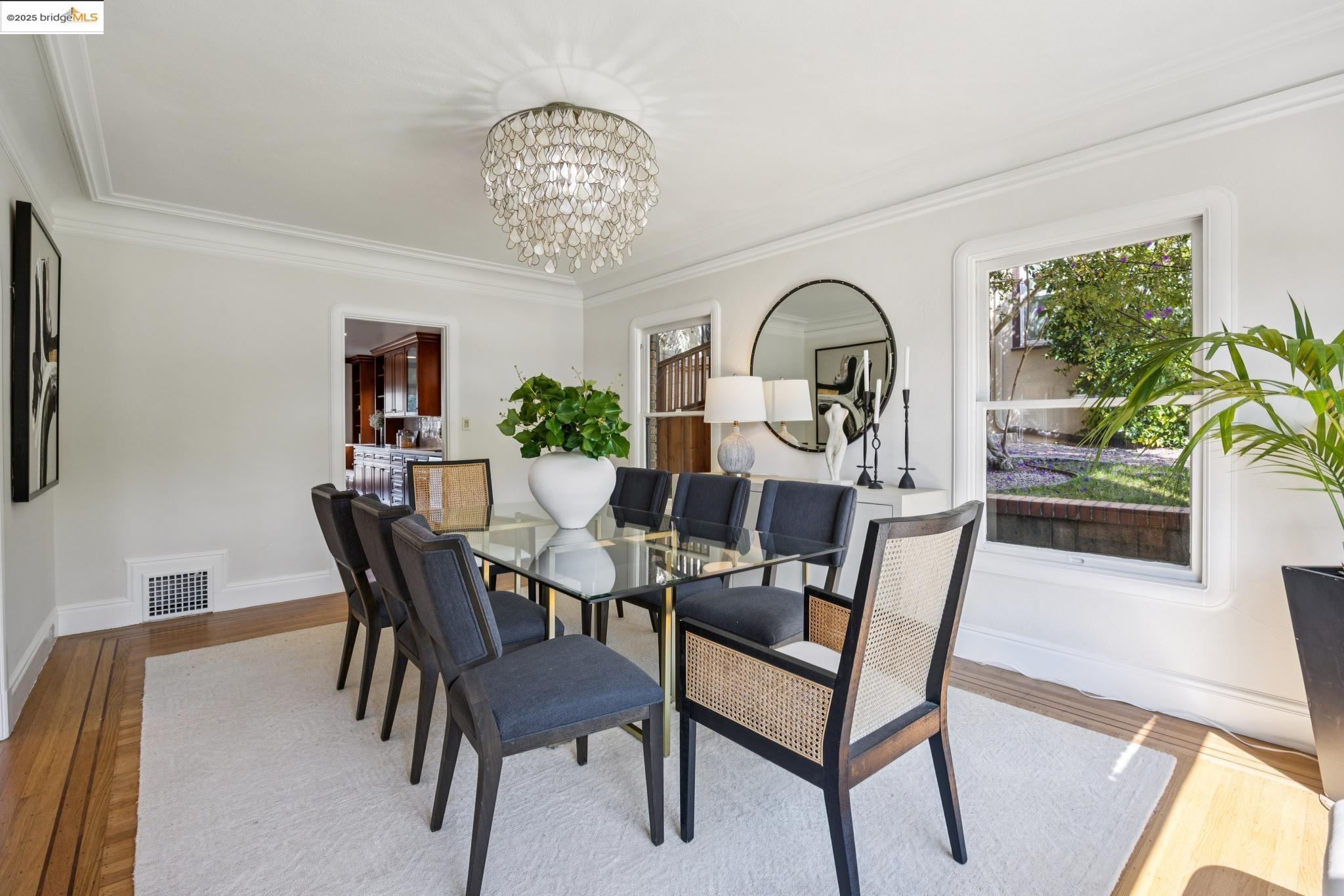 Detail Gallery Image 10 of 60 For 700 Longridge Rd, Oakland,  CA 94610 - 5 Beds | 3/1 Baths