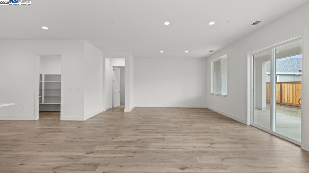 Detail Gallery Image 12 of 26 For 1045 Finley Drive, Manteca,  CA 95336 - 2 Beds | 2/1 Baths