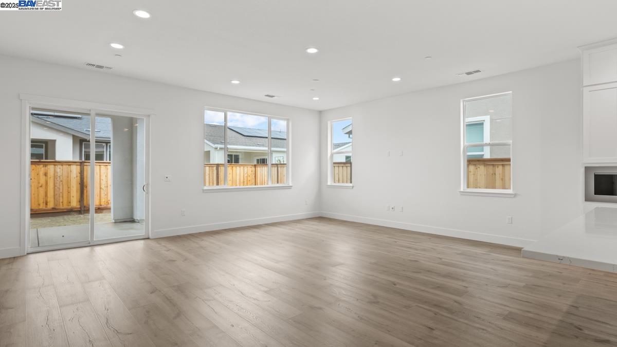 Detail Gallery Image 9 of 26 For 1045 Finley Drive, Manteca,  CA 95336 - 2 Beds | 2/1 Baths