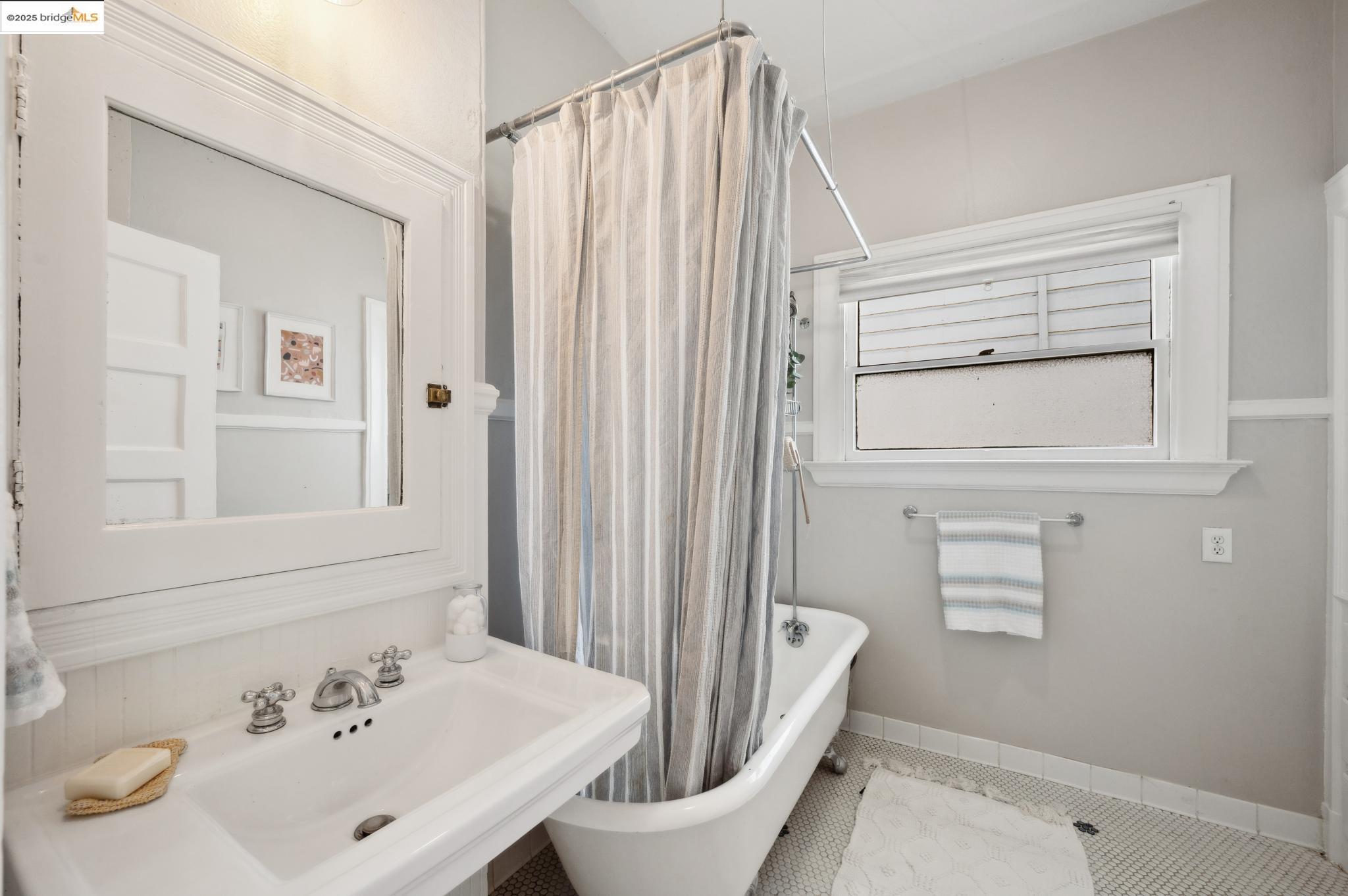 Detail Gallery Image 36 of 56 For 1042 Santa Clara Ave, Alameda,  CA 94501 - 4 Beds | 2 Baths