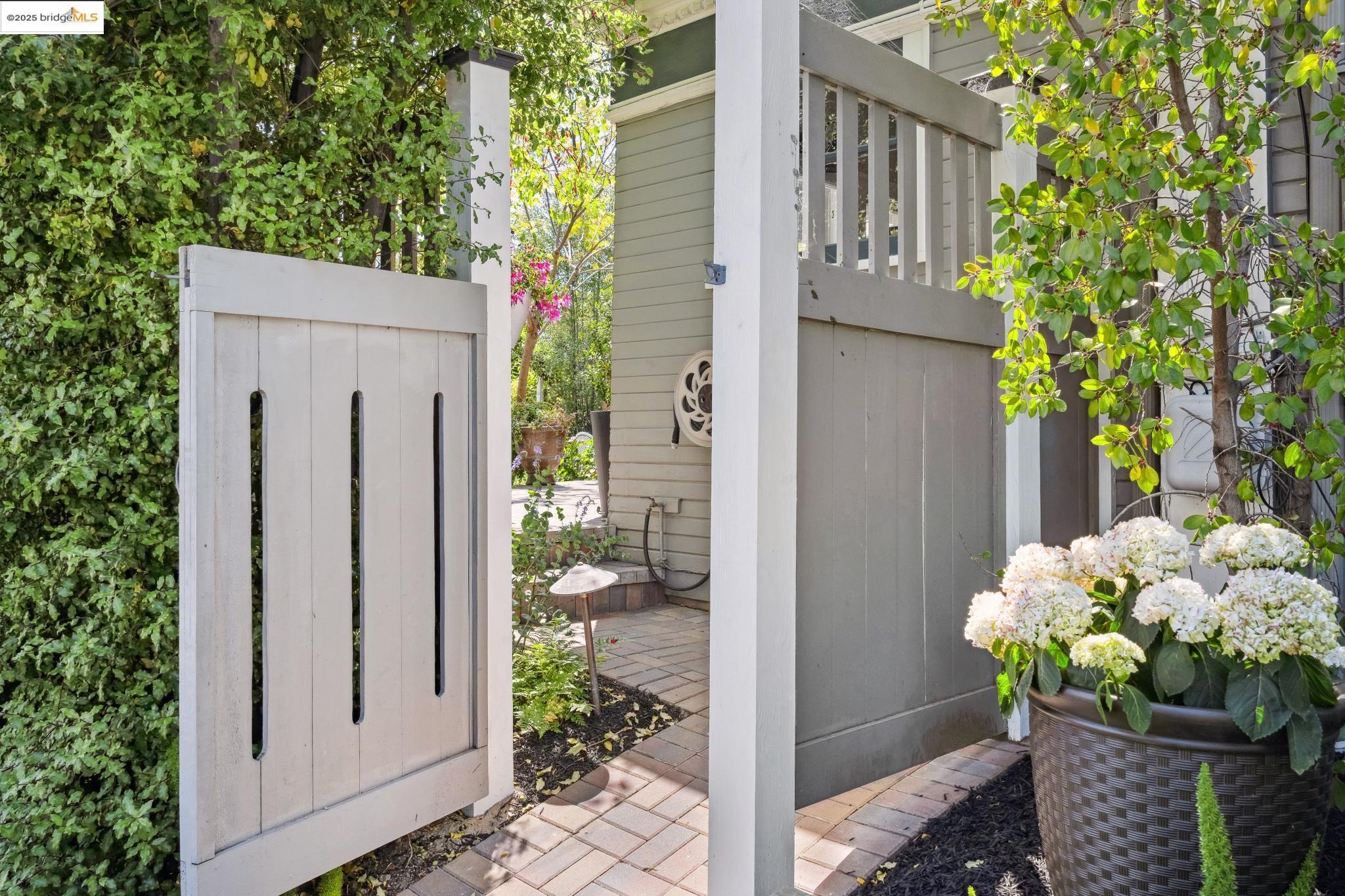 Detail Gallery Image 5 of 56 For 1042 Santa Clara Ave, Alameda,  CA 94501 - 4 Beds | 2 Baths
