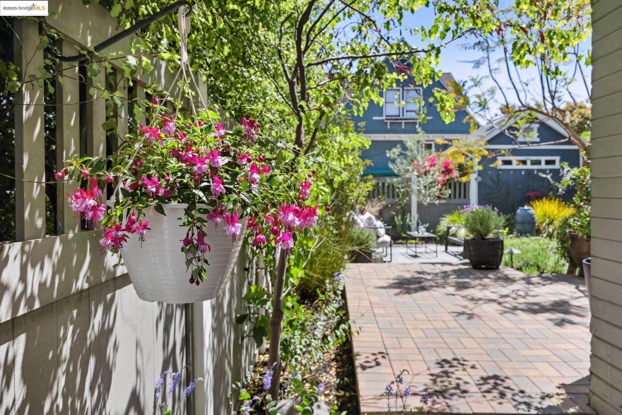 Detail Gallery Image 6 of 56 For 1042 Santa Clara Ave, Alameda,  CA 94501 - 4 Beds | 2 Baths
