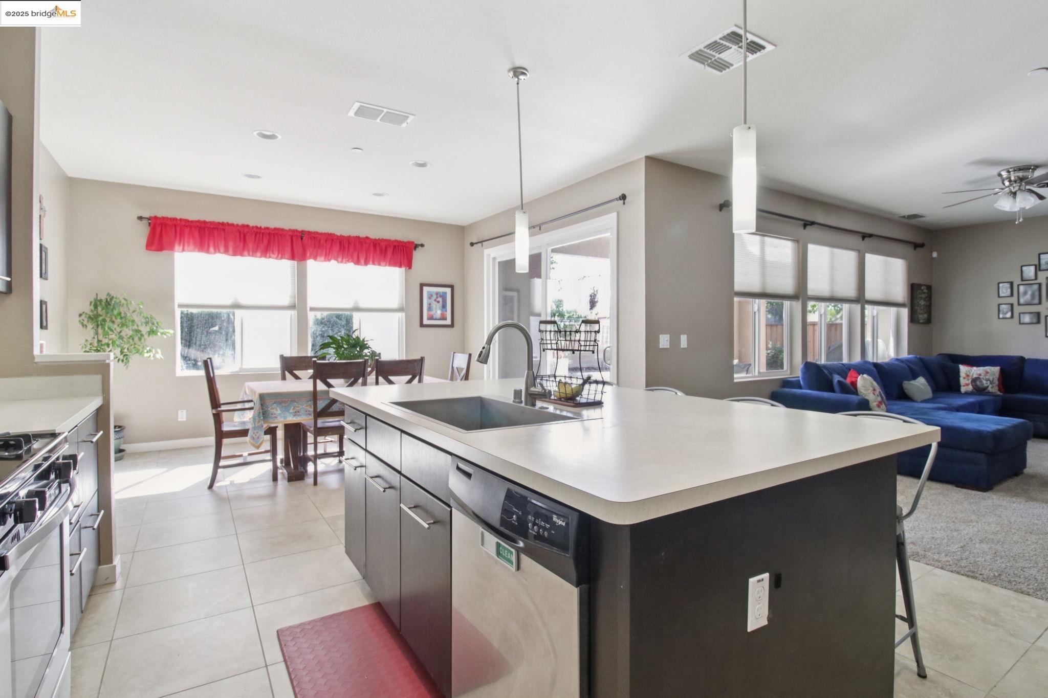 Detail Gallery Image 12 of 60 For 124 Clear Lake Ct, Oakley,  CA 94561 - 4 Beds | 3 Baths