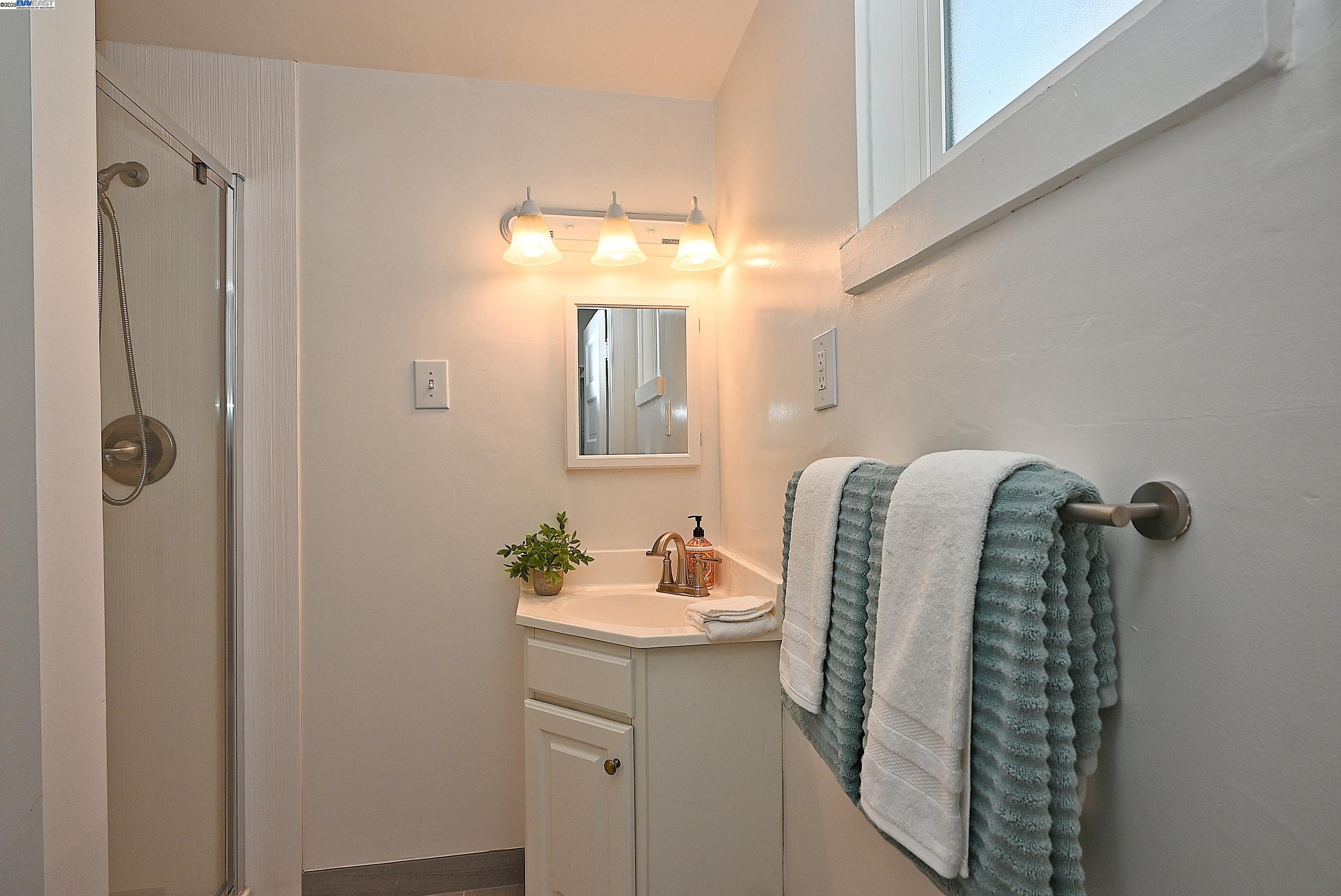 Detail Gallery Image 23 of 56 For 3914 Aqua Vista St, Oakland,  CA 94601 - 3 Beds | 2 Baths