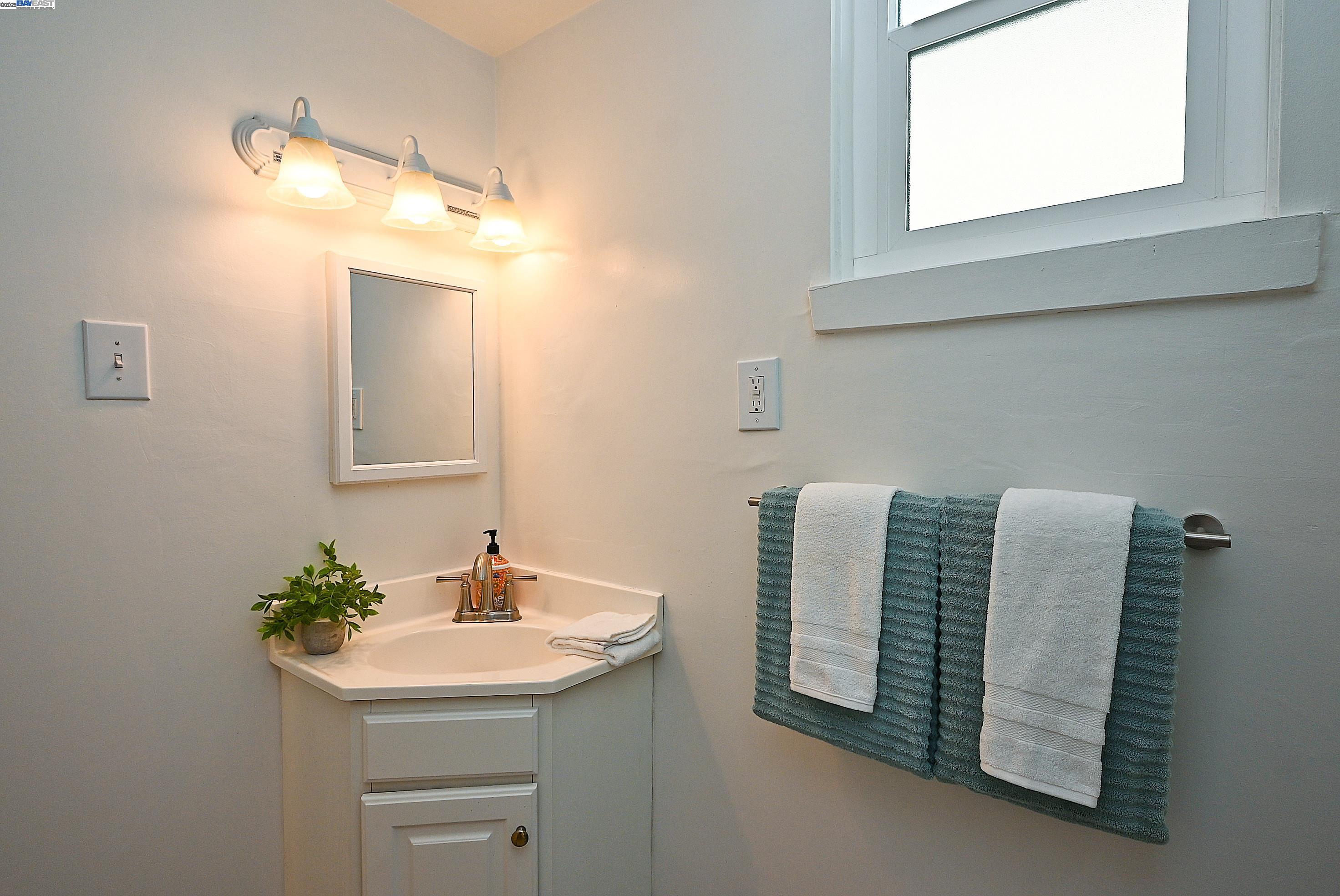 Detail Gallery Image 25 of 56 For 3914 Aqua Vista St, Oakland,  CA 94601 - 3 Beds | 2 Baths