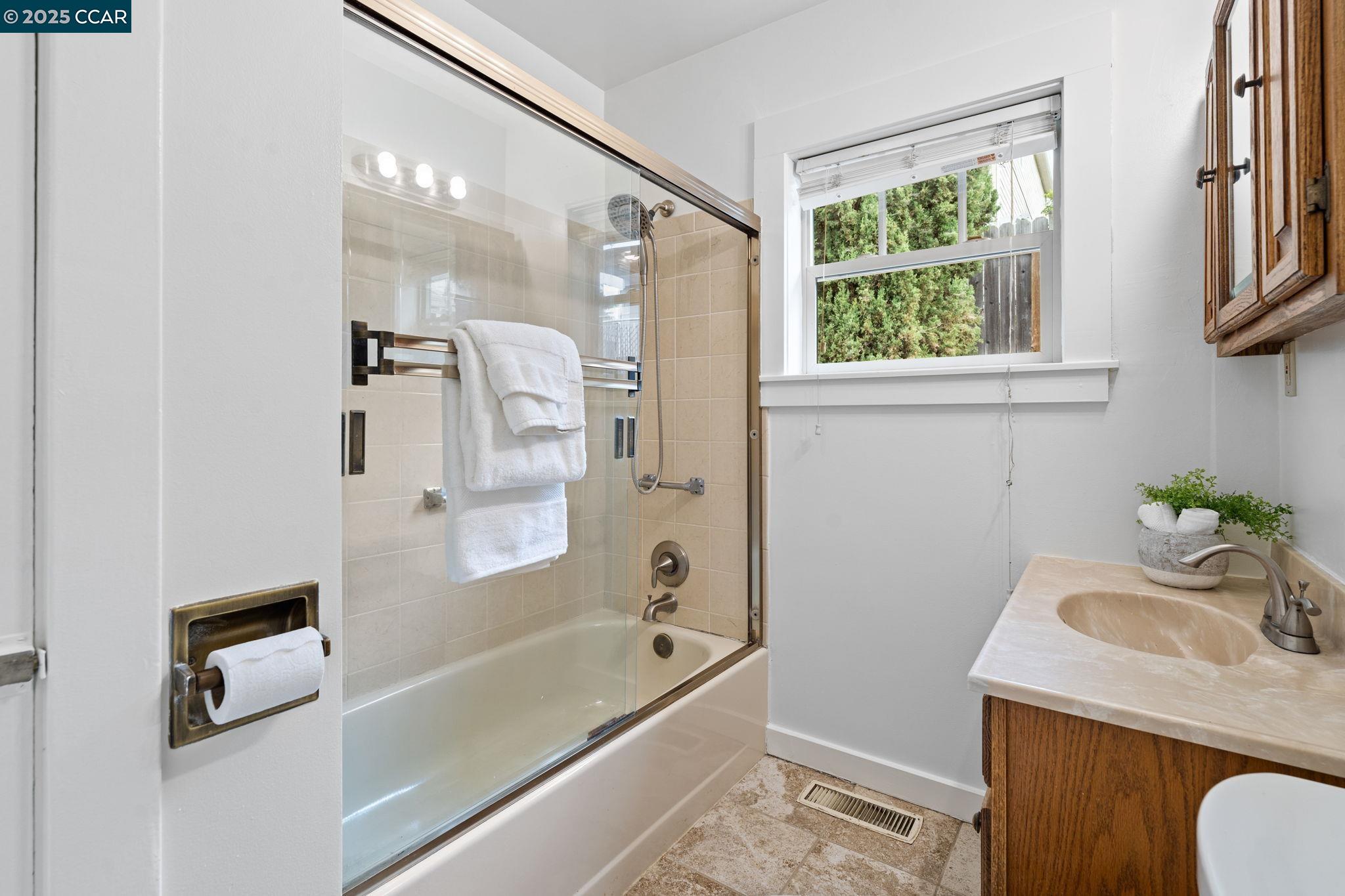 Detail Gallery Image 27 of 41 For 466 Clark St, Crockett,  CA 94525 - 3 Beds | 1 Baths