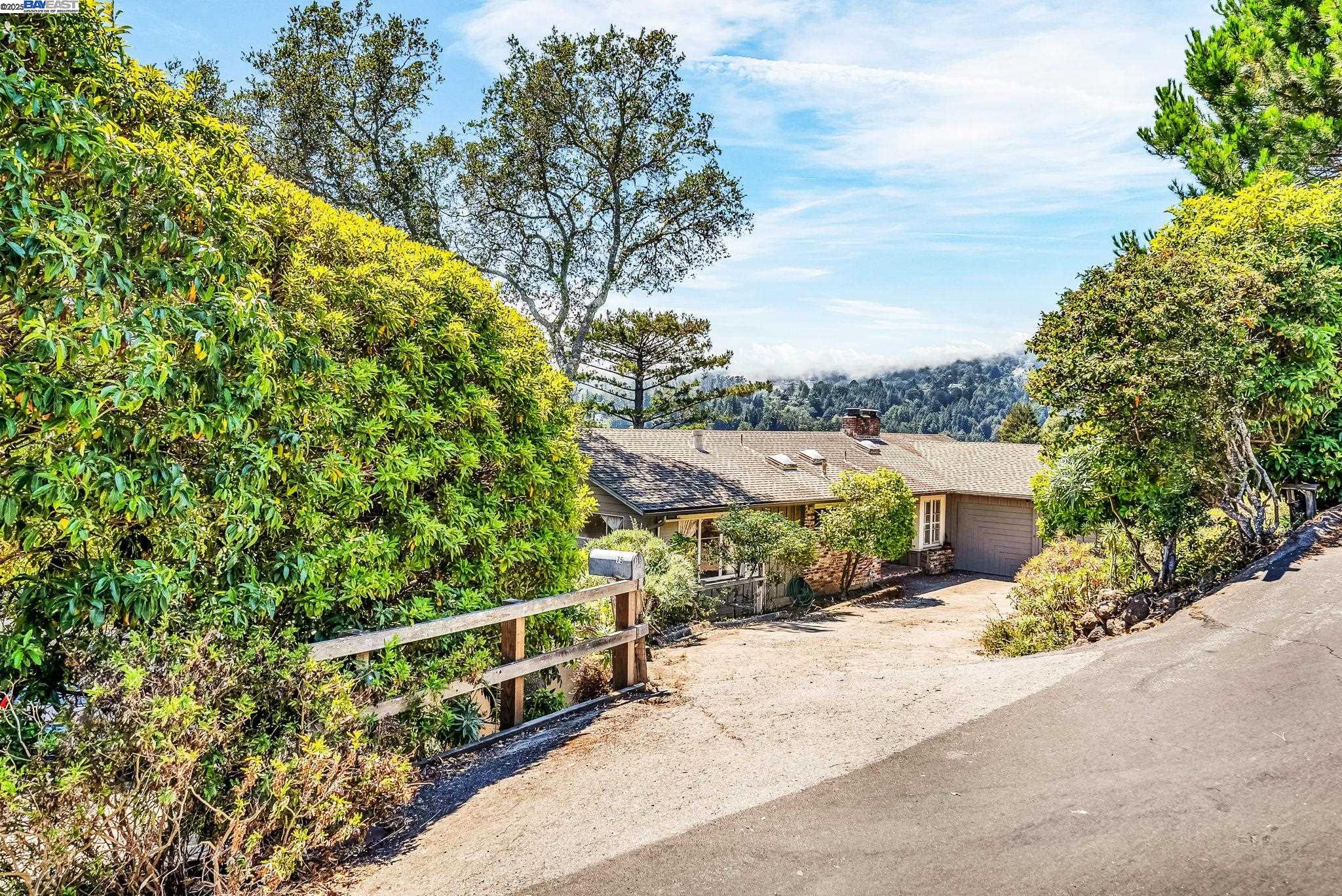Detail Gallery Image 2 of 46 For 75 Hillcrest Rd, Mill Valley,  CA 94941 - 4 Beds | 2 Baths