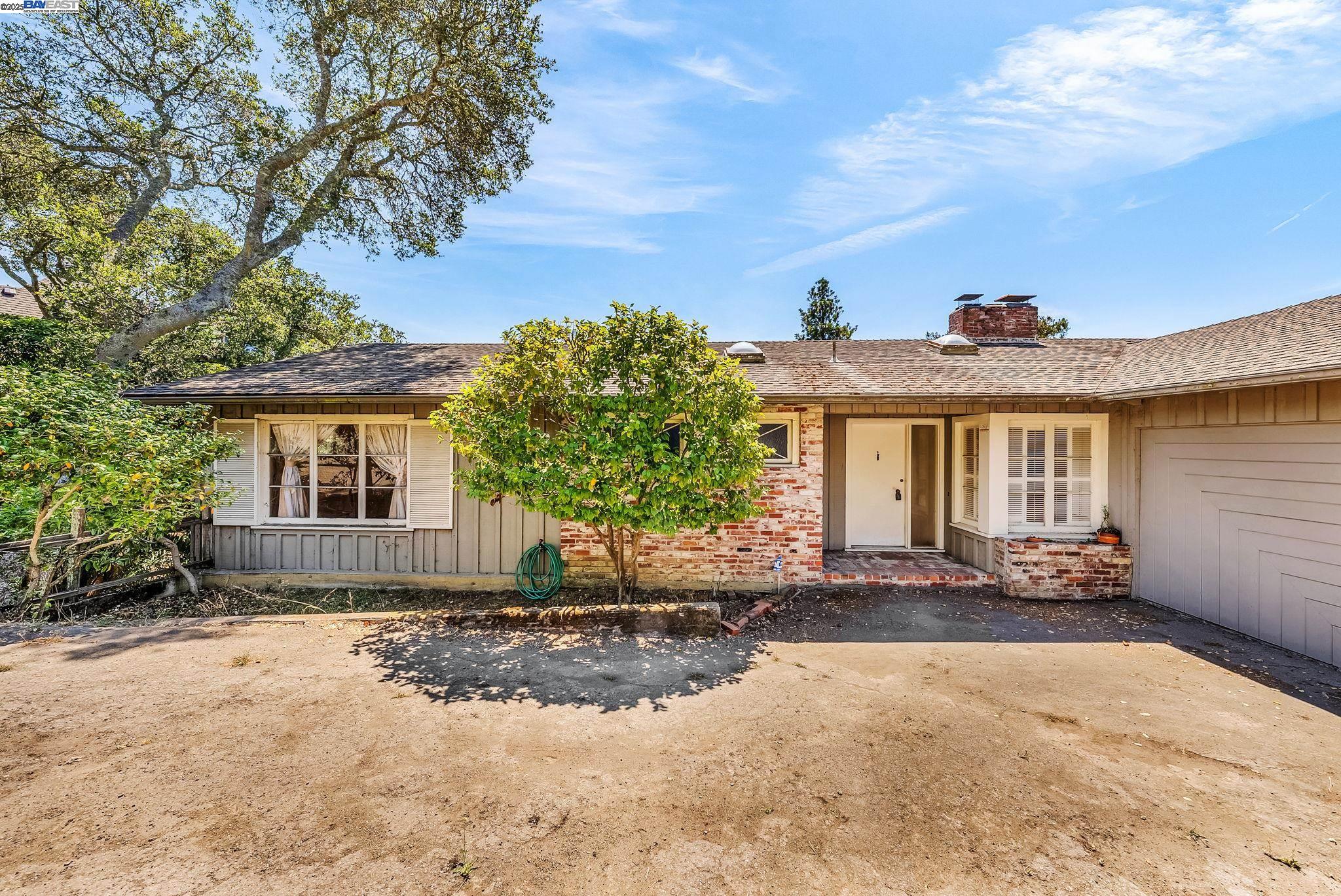 Detail Gallery Image 2 of 44 For 75 Hillcrest Rd, Mill Valley,  CA 94941 - 4 Beds | 2 Baths