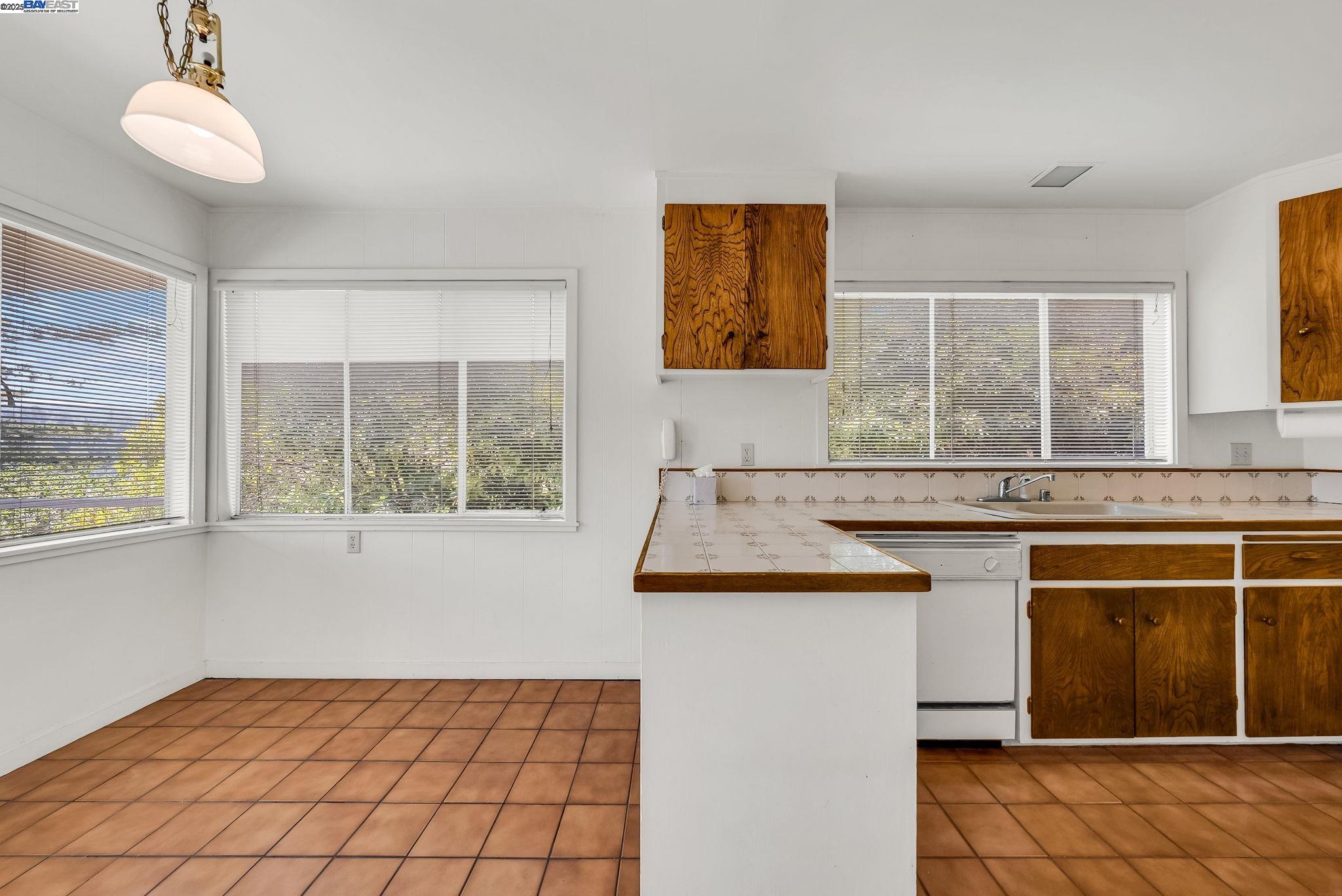 Detail Gallery Image 14 of 46 For 75 Hillcrest Rd, Mill Valley,  CA 94941 - 4 Beds | 2 Baths