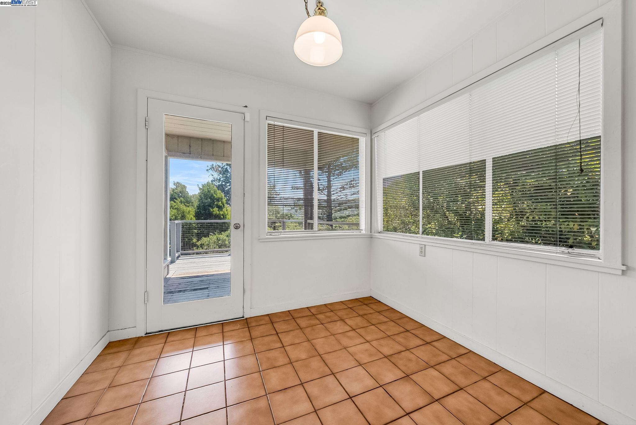 Detail Gallery Image 15 of 46 For 75 Hillcrest Rd, Mill Valley,  CA 94941 - 4 Beds | 2 Baths