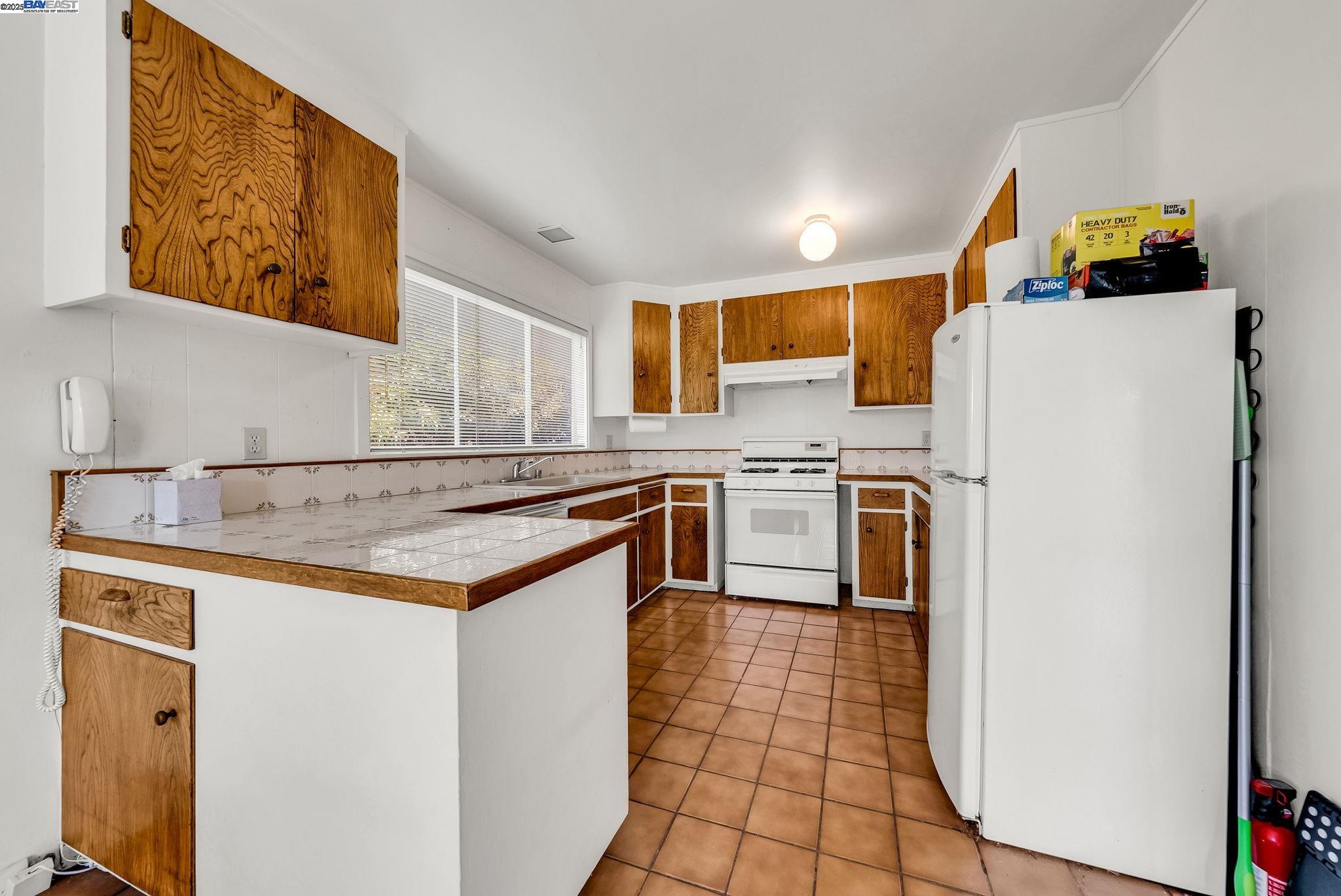 Detail Gallery Image 16 of 46 For 75 Hillcrest Rd, Mill Valley,  CA 94941 - 4 Beds | 2 Baths