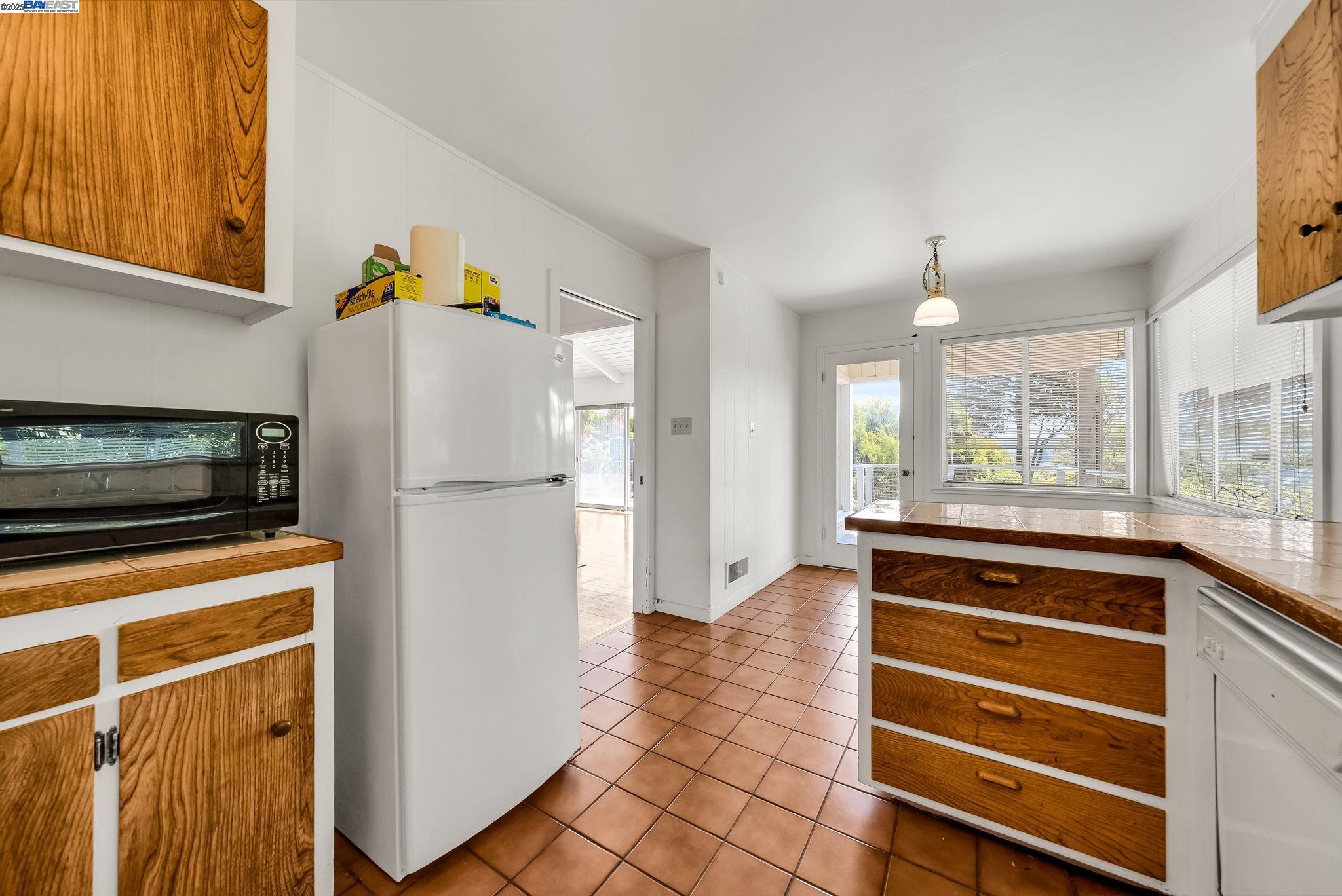 Detail Gallery Image 17 of 46 For 75 Hillcrest Rd, Mill Valley,  CA 94941 - 4 Beds | 2 Baths