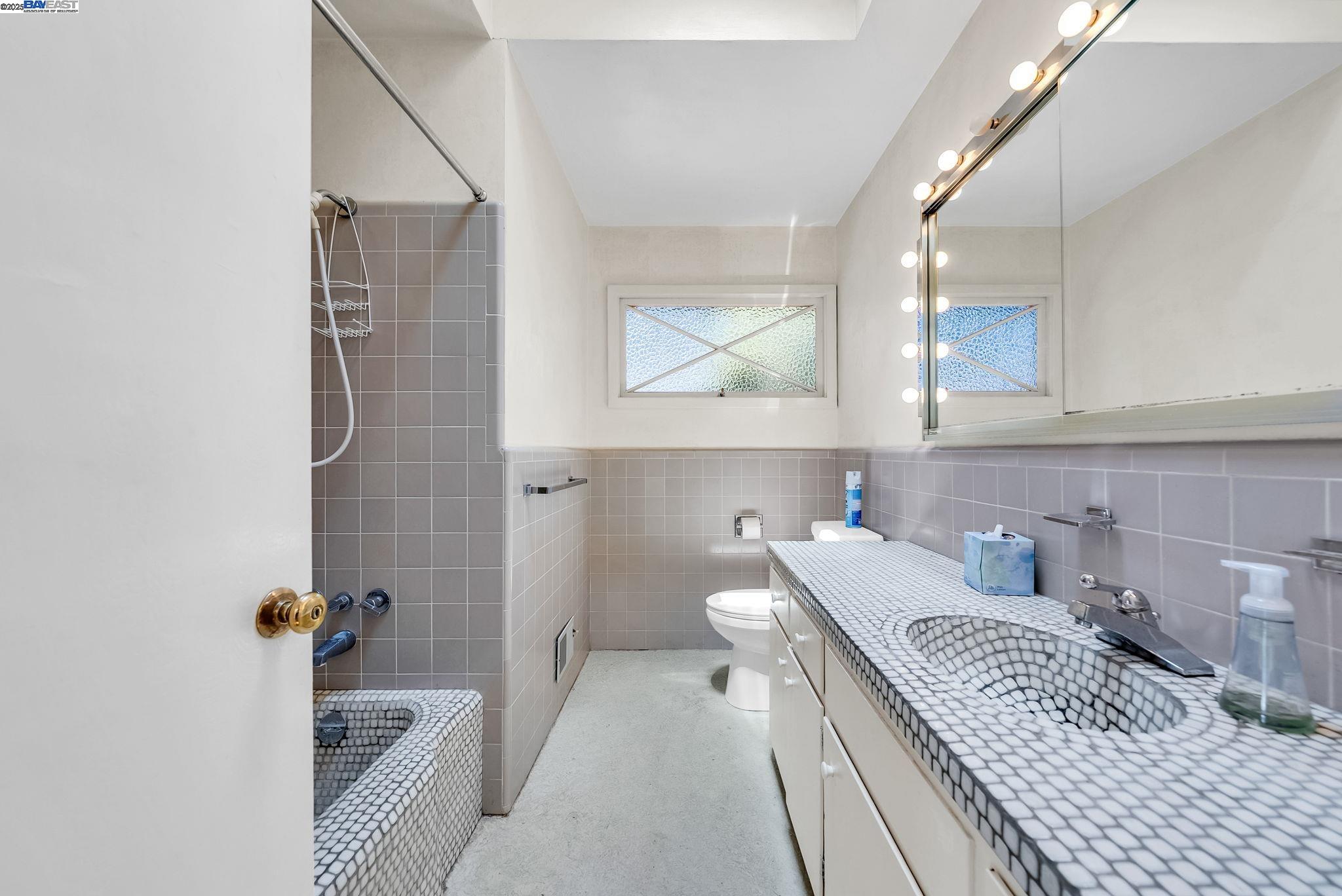 Detail Gallery Image 18 of 46 For 75 Hillcrest Rd, Mill Valley,  CA 94941 - 4 Beds | 2 Baths