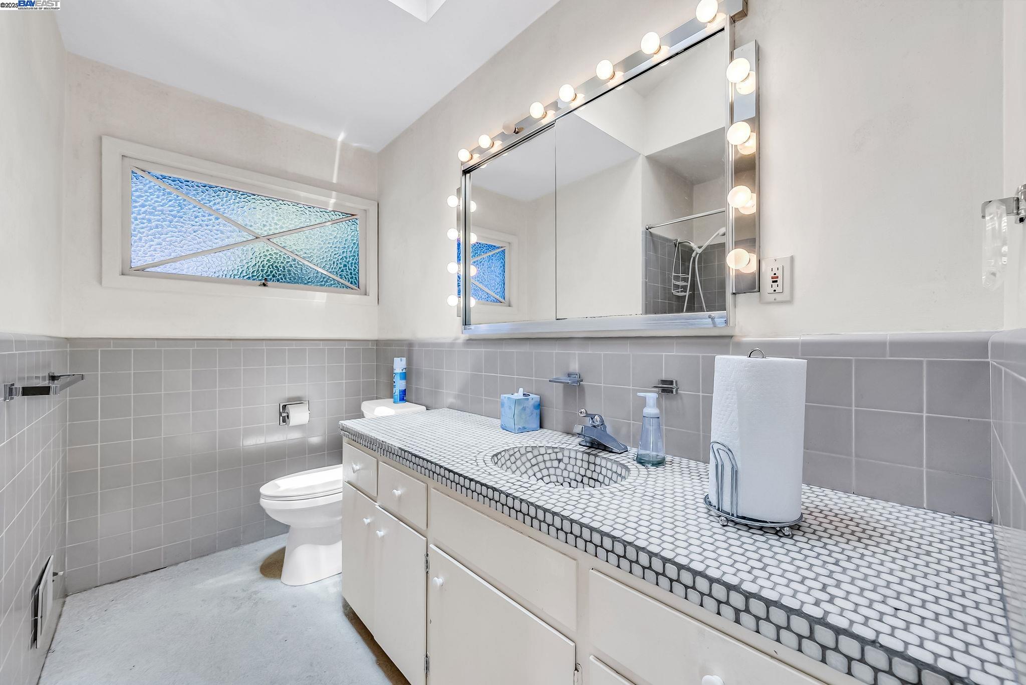 Detail Gallery Image 19 of 46 For 75 Hillcrest Rd, Mill Valley,  CA 94941 - 4 Beds | 2 Baths