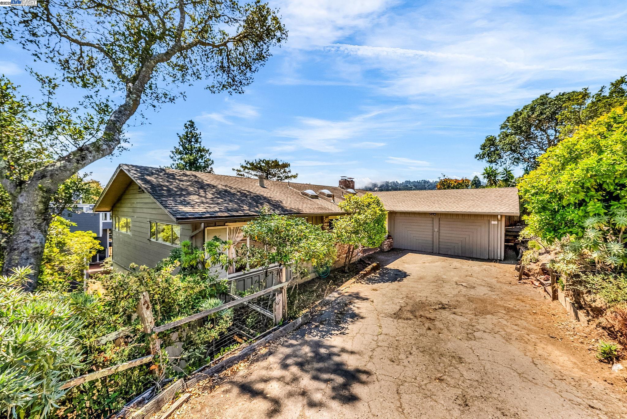 Detail Gallery Image 3 of 46 For 75 Hillcrest Rd, Mill Valley,  CA 94941 - 4 Beds | 2 Baths