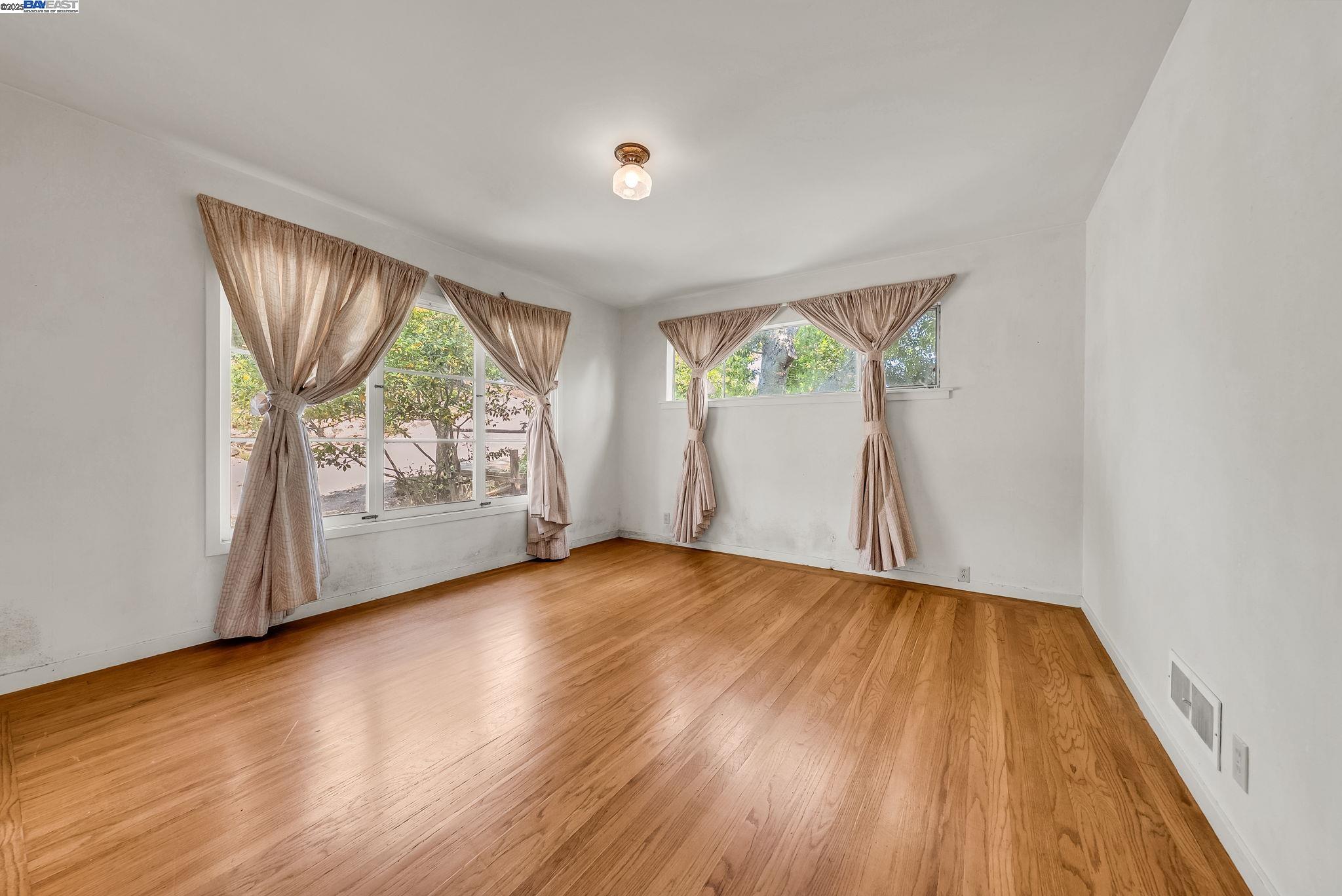 Detail Gallery Image 23 of 46 For 75 Hillcrest Rd, Mill Valley,  CA 94941 - 4 Beds | 2 Baths