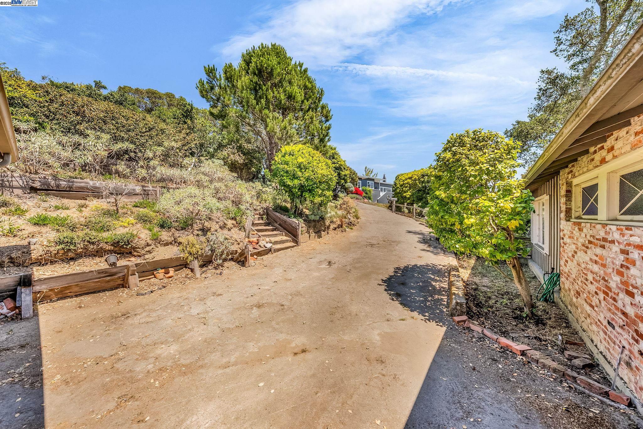 Detail Gallery Image 4 of 46 For 75 Hillcrest Rd, Mill Valley,  CA 94941 - 4 Beds | 2 Baths