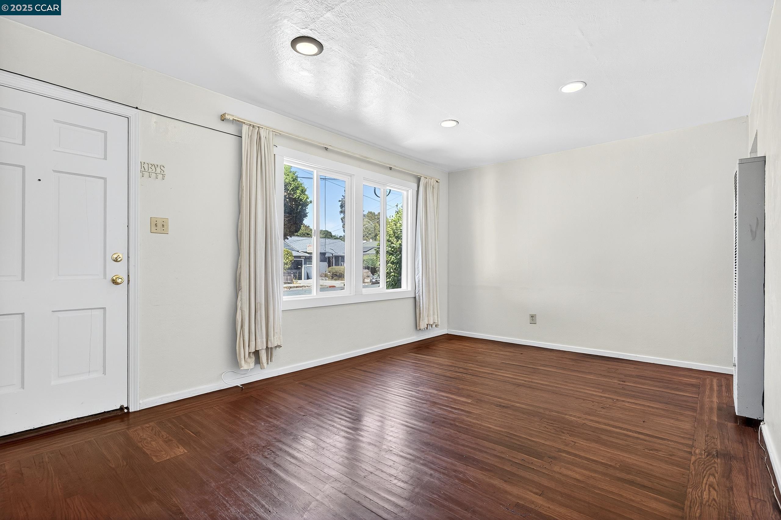 Detail Gallery Image 5 of 42 For 3412 Humphrey Ave, Richmond,  CA 94804 - 2 Beds | 1 Baths