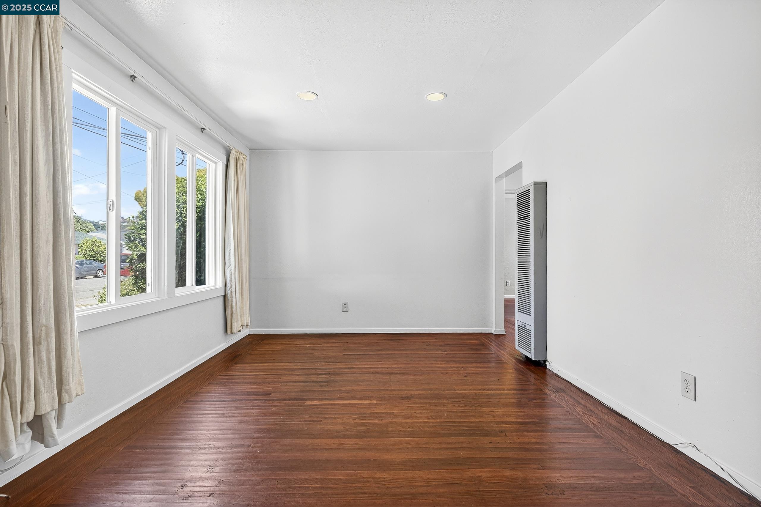 Detail Gallery Image 6 of 42 For 3412 Humphrey Ave, Richmond,  CA 94804 - 2 Beds | 1 Baths