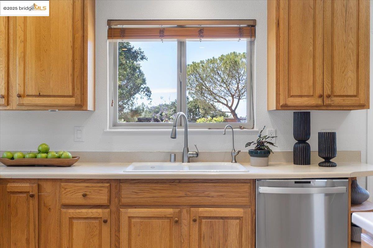 Detail Gallery Image 12 of 60 For 5665 Victoria Ln, Livermore,  CA 94550 - 3 Beds | 2 Baths