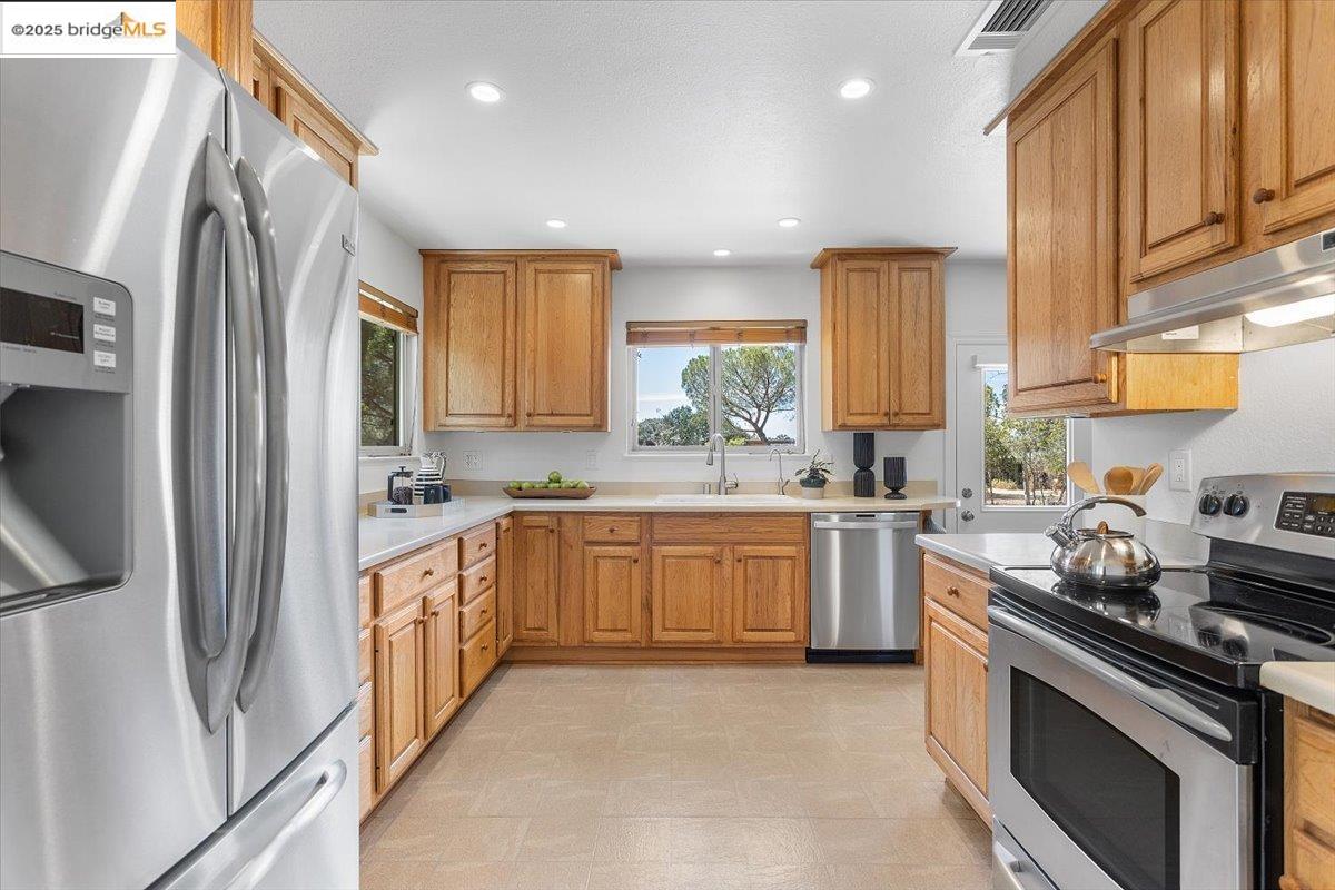 Detail Gallery Image 13 of 60 For 5665 Victoria Ln, Livermore,  CA 94550 - 3 Beds | 2 Baths