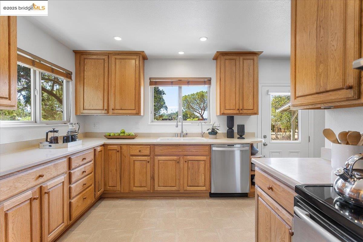 Detail Gallery Image 10 of 60 For 5665 Victoria Ln, Livermore,  CA 94550 - 3 Beds | 2 Baths
