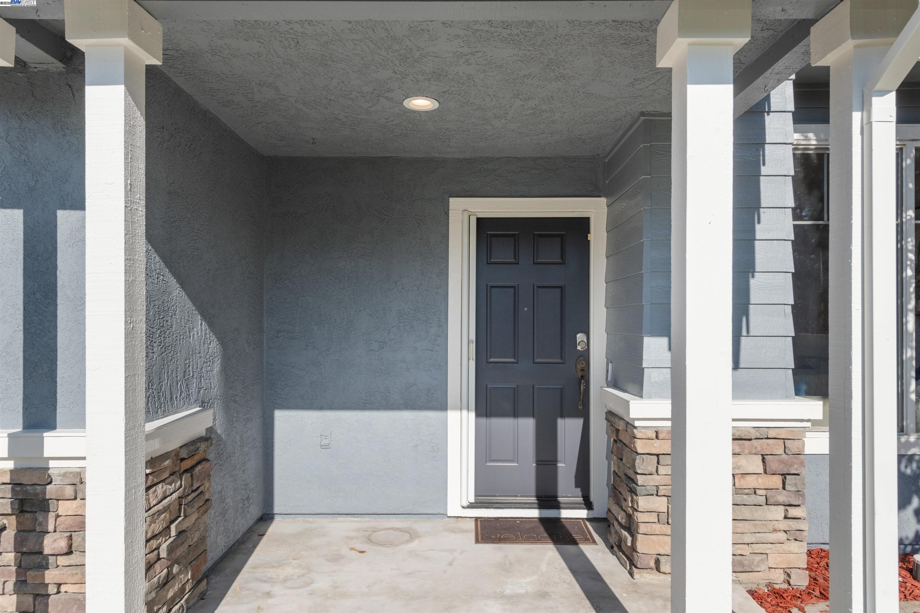 Detail Gallery Image 2 of 48 For 4667 Myrtle Dr, Dublin,  CA 94568 - 4 Beds | 2/1 Baths