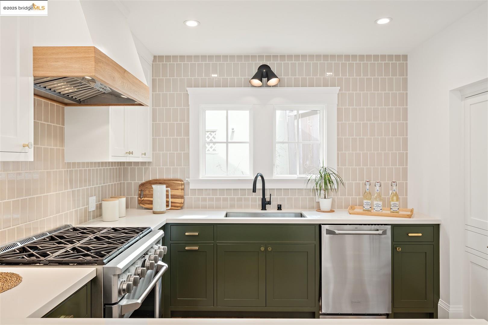 Detail Gallery Image 21 of 51 For 719 Walavista, Oakland,  CA 94610 - 3 Beds | 3 Baths