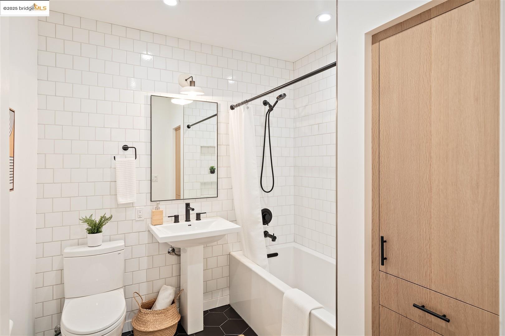 Detail Gallery Image 27 of 51 For 719 Walavista, Oakland,  CA 94610 - 3 Beds | 3 Baths