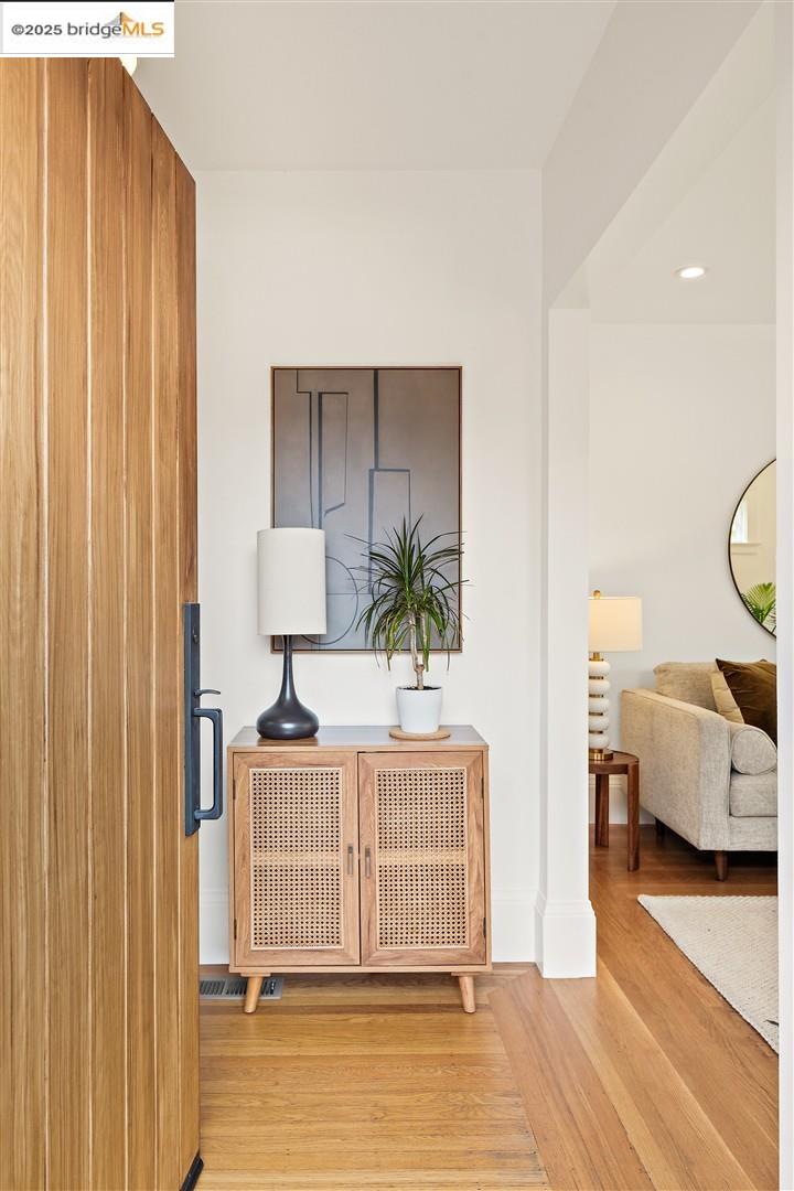 Detail Gallery Image 6 of 51 For 719 Walavista, Oakland,  CA 94610 - 3 Beds | 3 Baths