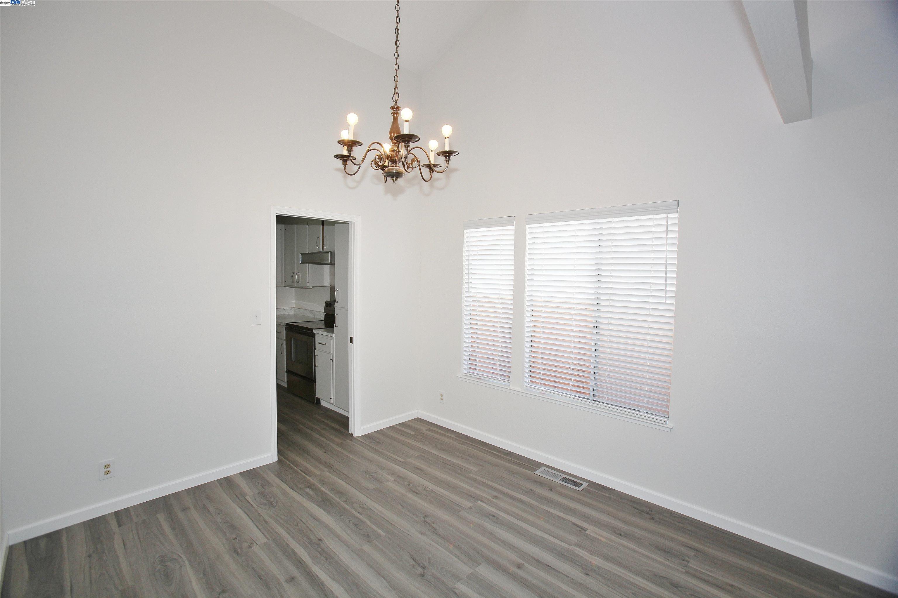 Detail Gallery Image 4 of 19 For 1302 New Hampshire Dr, Concord,  CA 94521 - 4 Beds | 2 Baths