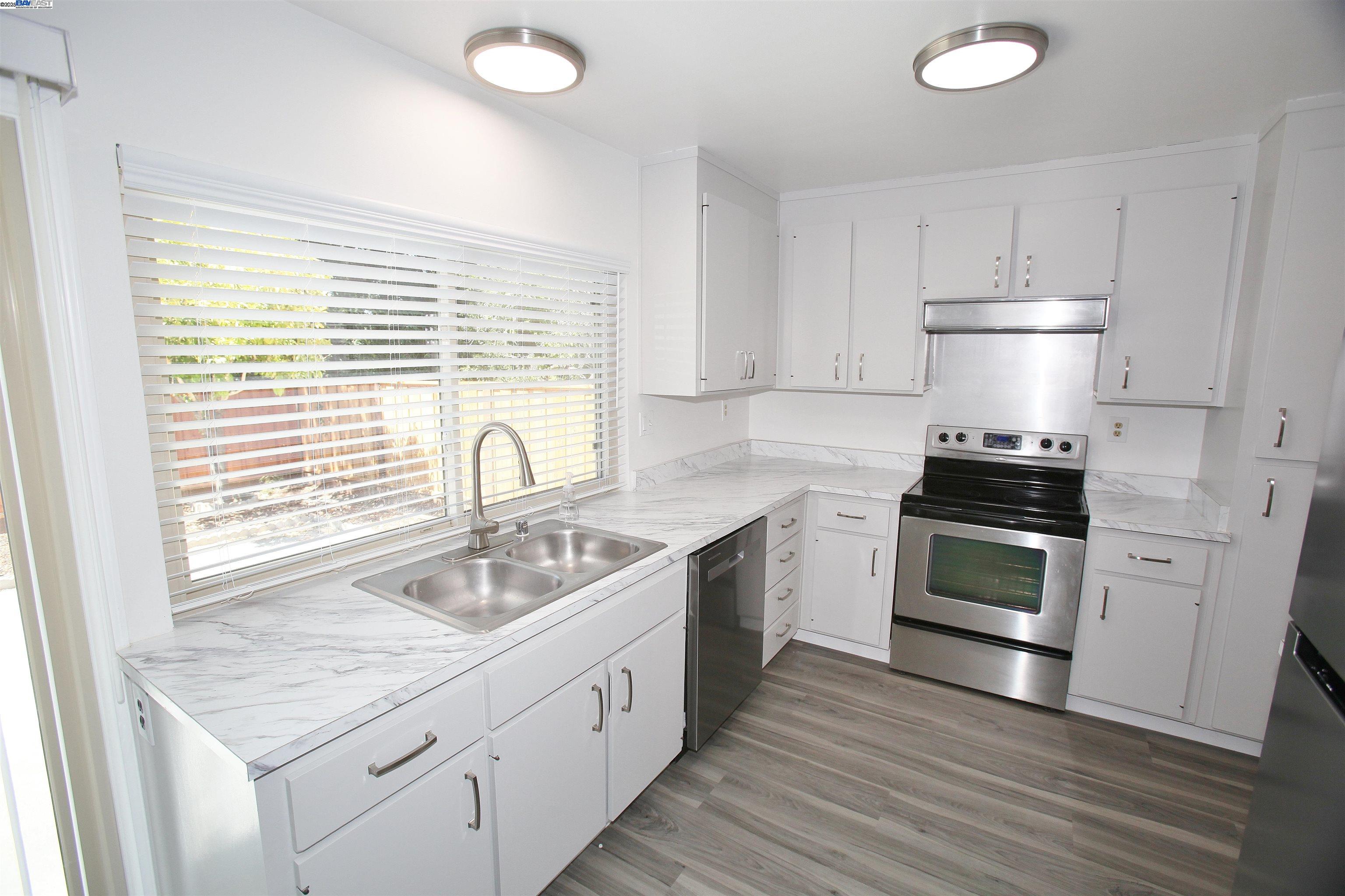 Detail Gallery Image 7 of 19 For 1302 New Hampshire Dr, Concord,  CA 94521 - 4 Beds | 2 Baths