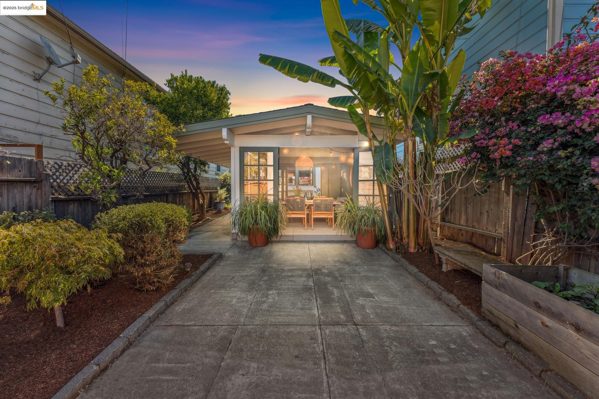 Detail Gallery Image 1 of 40 For 350 Henry St, Oakland,  CA 94607 - 3 Beds | 2 Baths