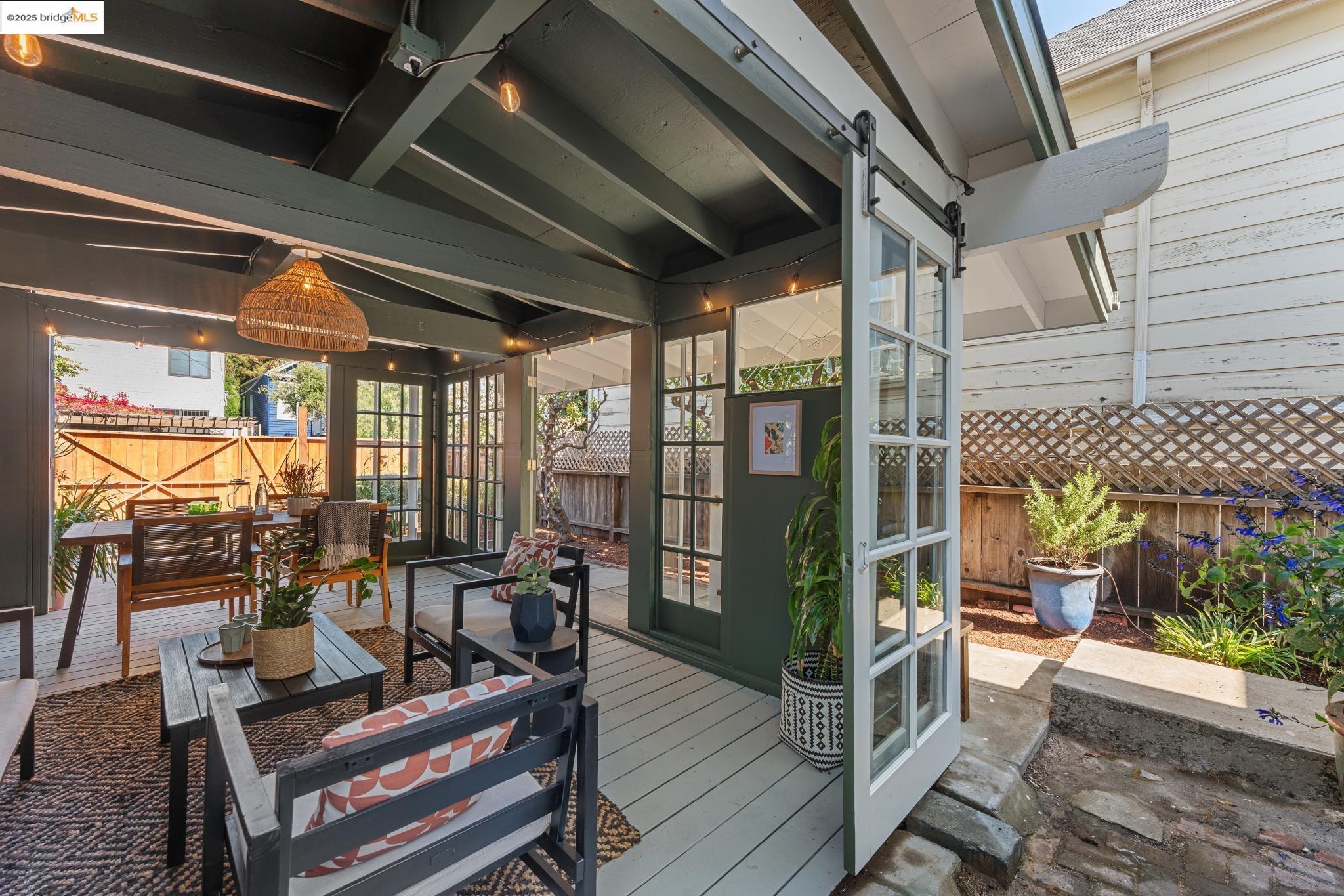 Detail Gallery Image 11 of 40 For 350 Henry St, Oakland,  CA 94607 - 3 Beds | 2 Baths