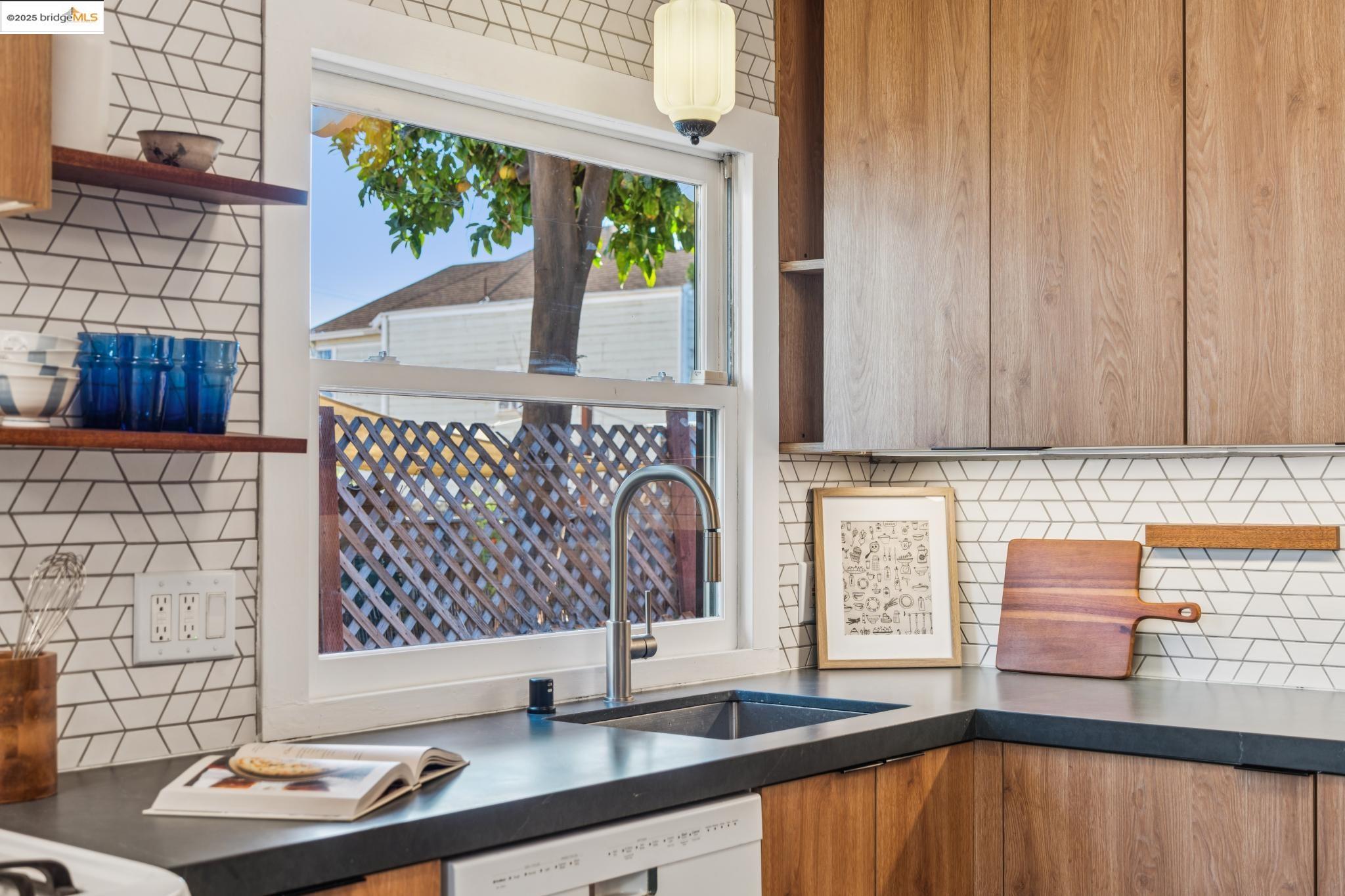 Detail Gallery Image 18 of 40 For 350 Henry St, Oakland,  CA 94607 - 3 Beds | 2 Baths