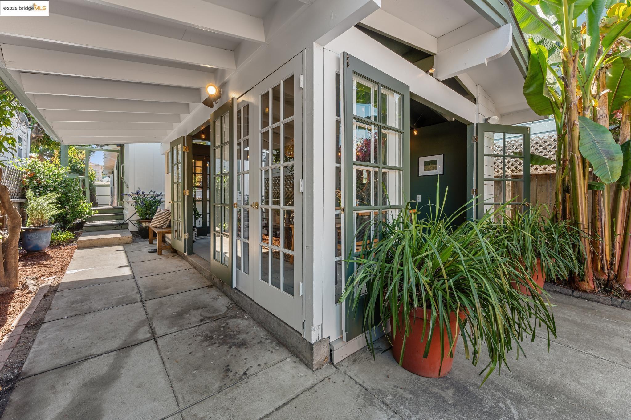 Detail Gallery Image 8 of 40 For 350 Henry St, Oakland,  CA 94607 - 3 Beds | 2 Baths