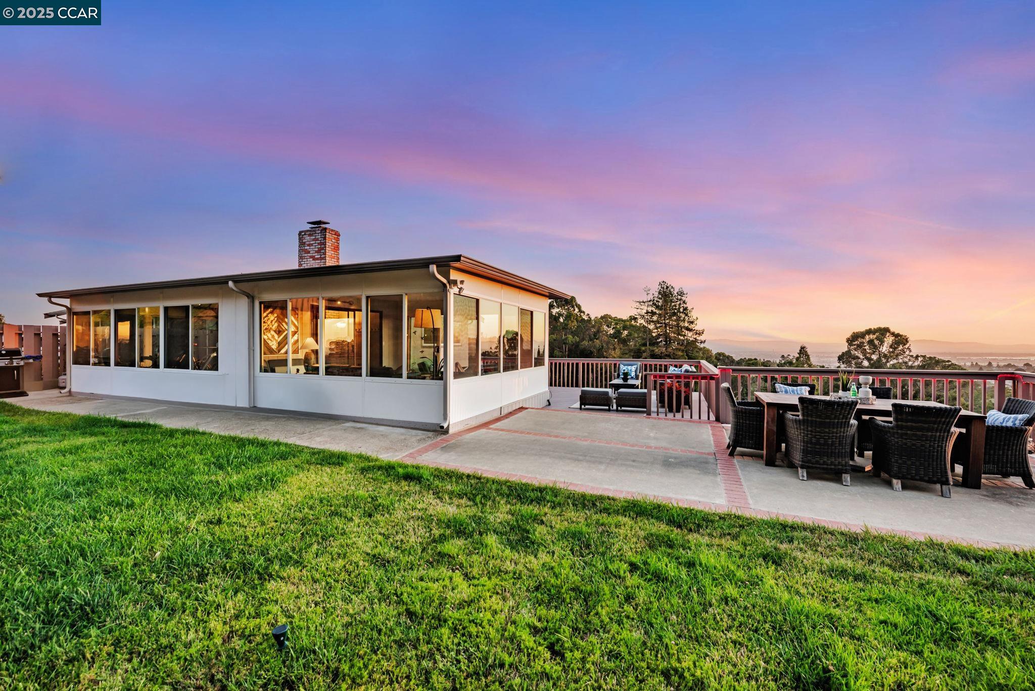 Detail Gallery Image 2 of 52 For 10540 Englewood Dr, Oakland,  CA 94605 - 3 Beds | 2 Baths