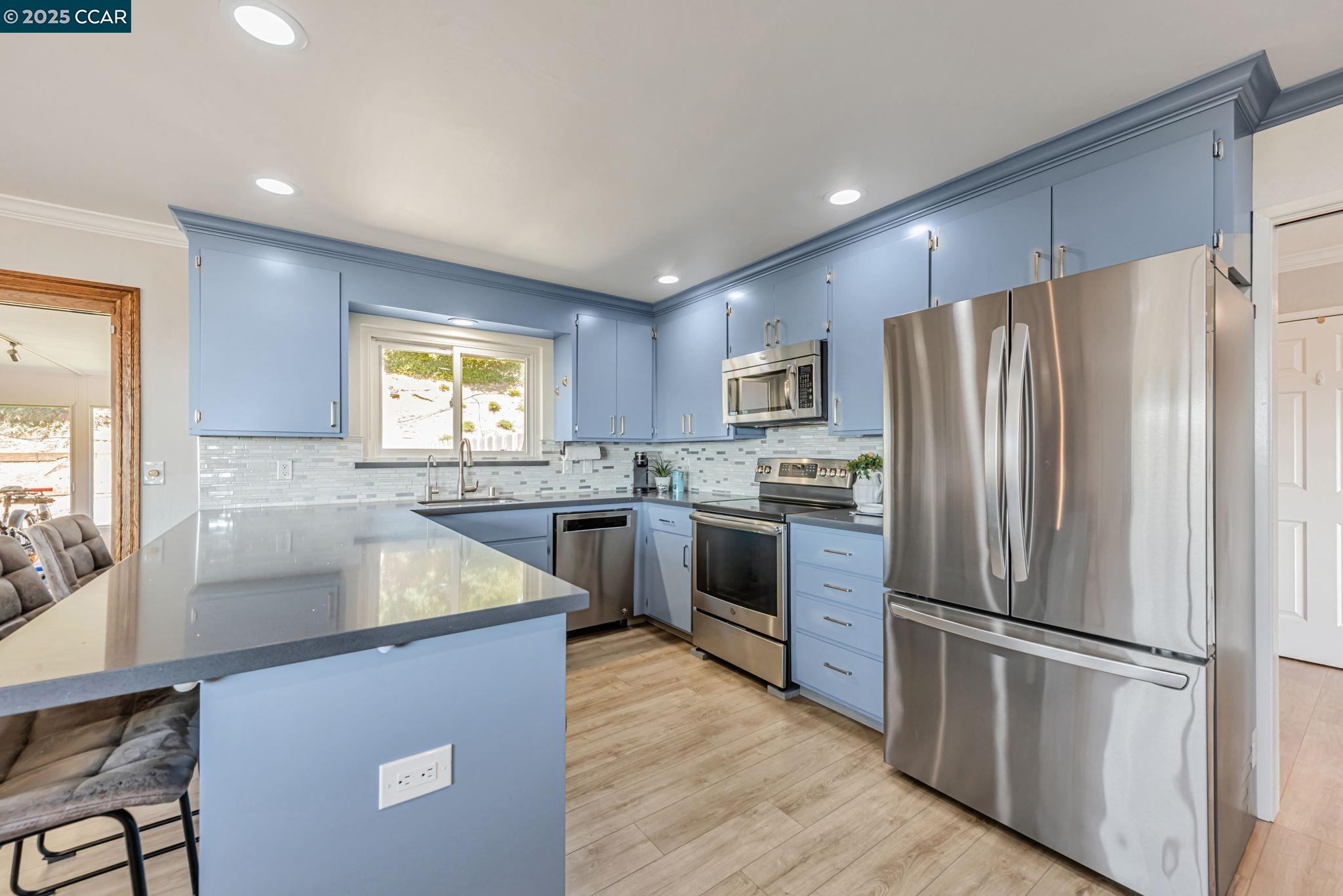 Detail Gallery Image 17 of 52 For 10540 Englewood Dr, Oakland,  CA 94605 - 3 Beds | 2 Baths