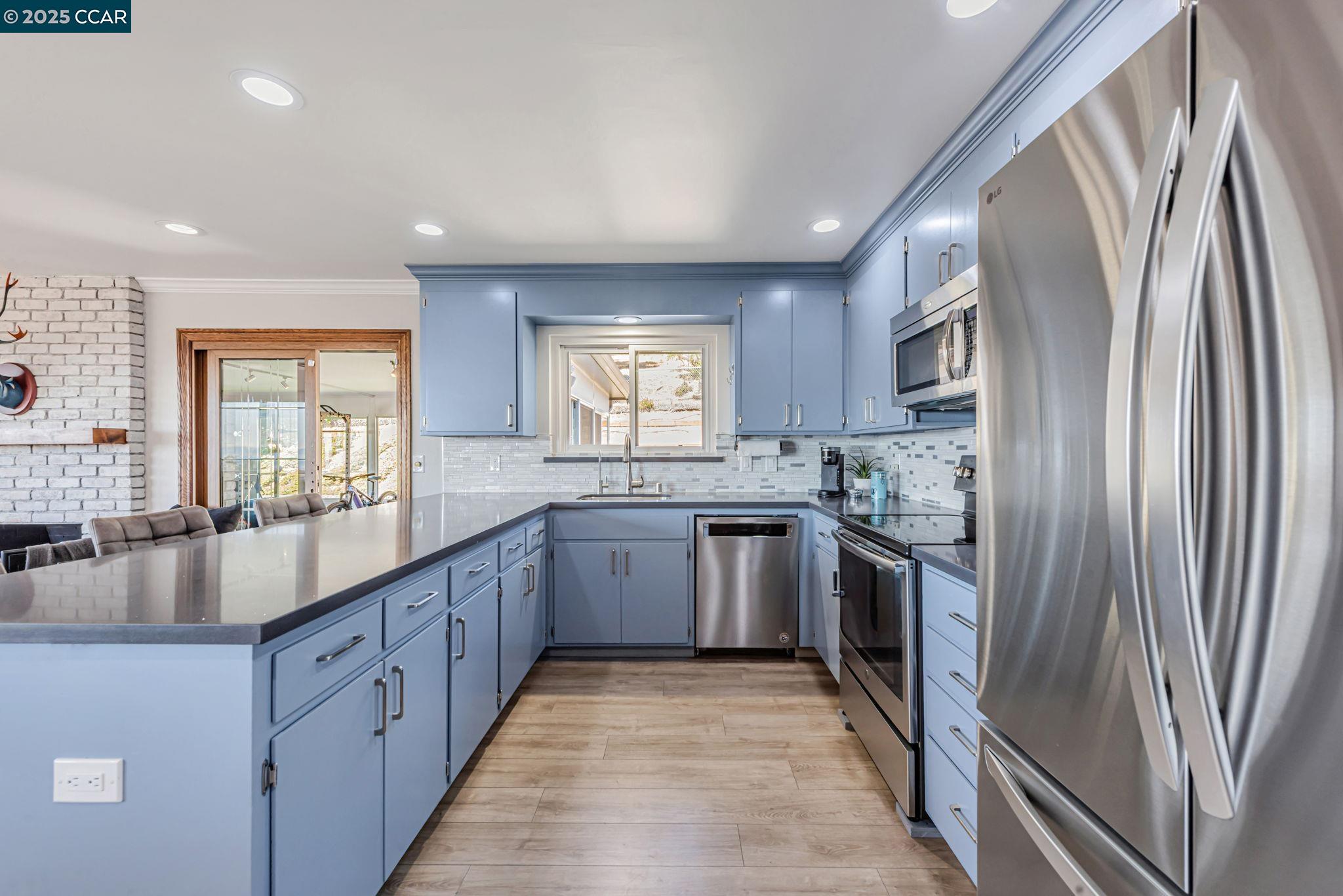 Detail Gallery Image 20 of 52 For 10540 Englewood Dr, Oakland,  CA 94605 - 3 Beds | 2 Baths