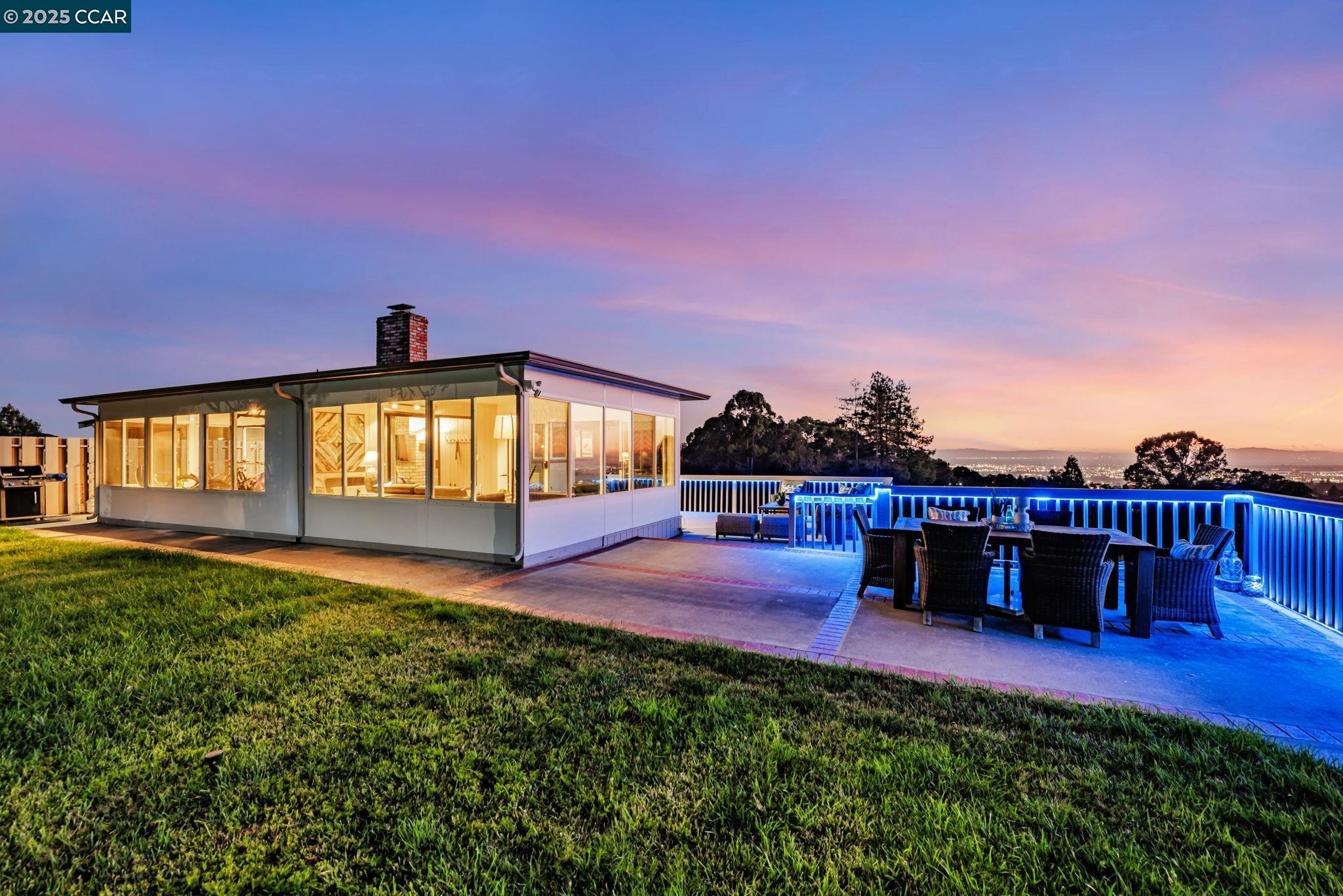 Detail Gallery Image 3 of 52 For 10540 Englewood Dr, Oakland,  CA 94605 - 3 Beds | 2 Baths