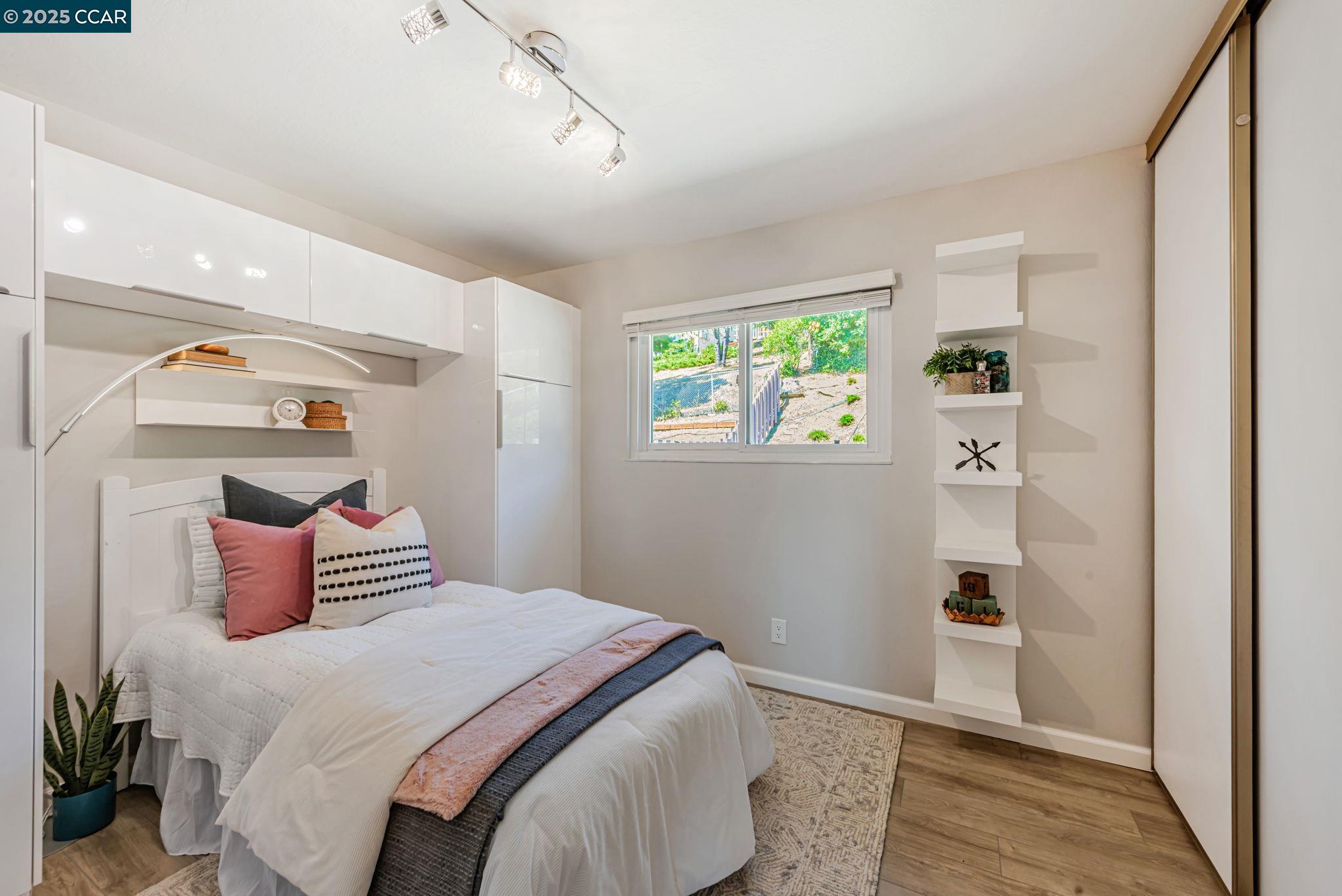 Detail Gallery Image 26 of 52 For 10540 Englewood Dr, Oakland,  CA 94605 - 3 Beds | 2 Baths