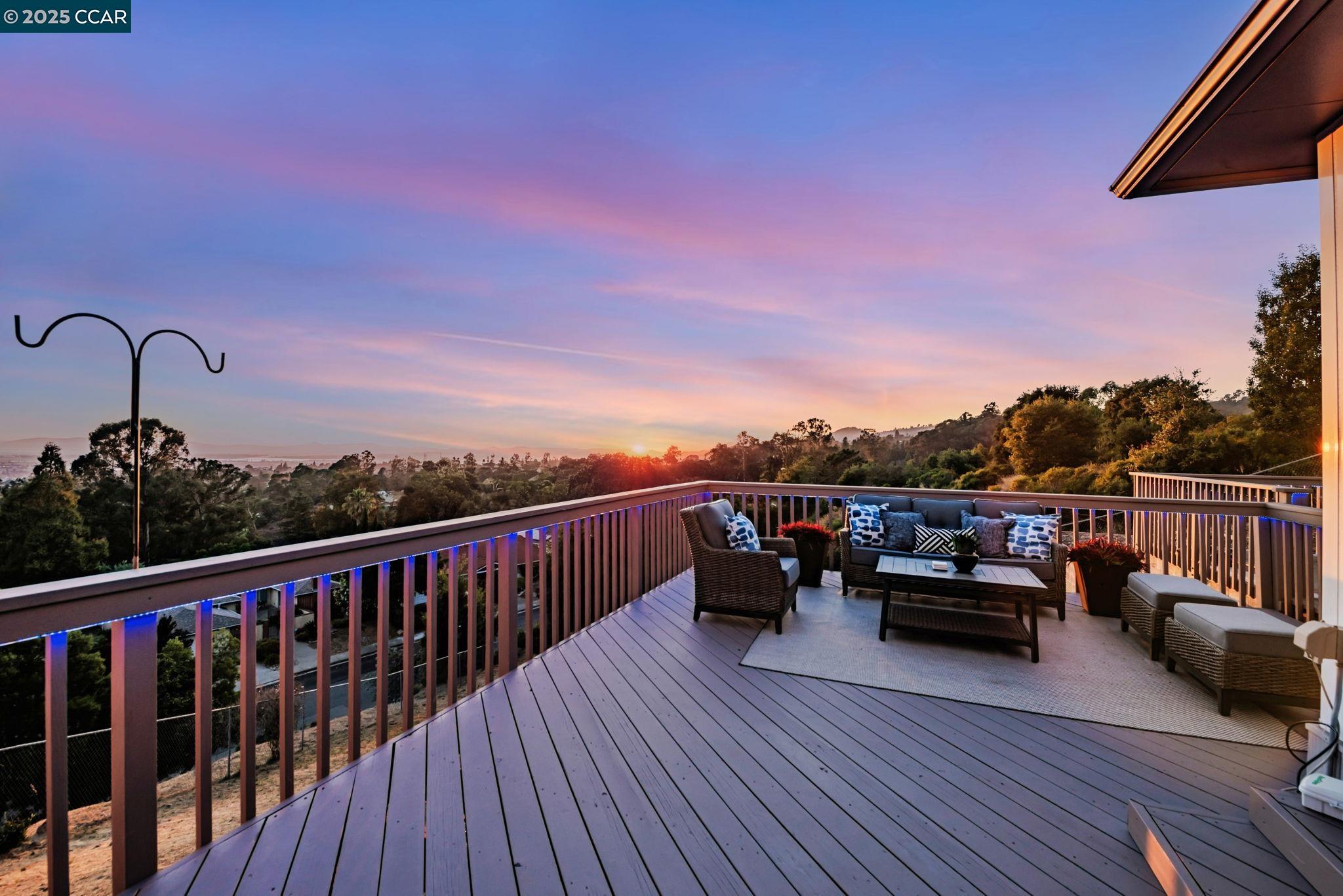 Detail Gallery Image 4 of 52 For 10540 Englewood Dr, Oakland,  CA 94605 - 3 Beds | 2 Baths