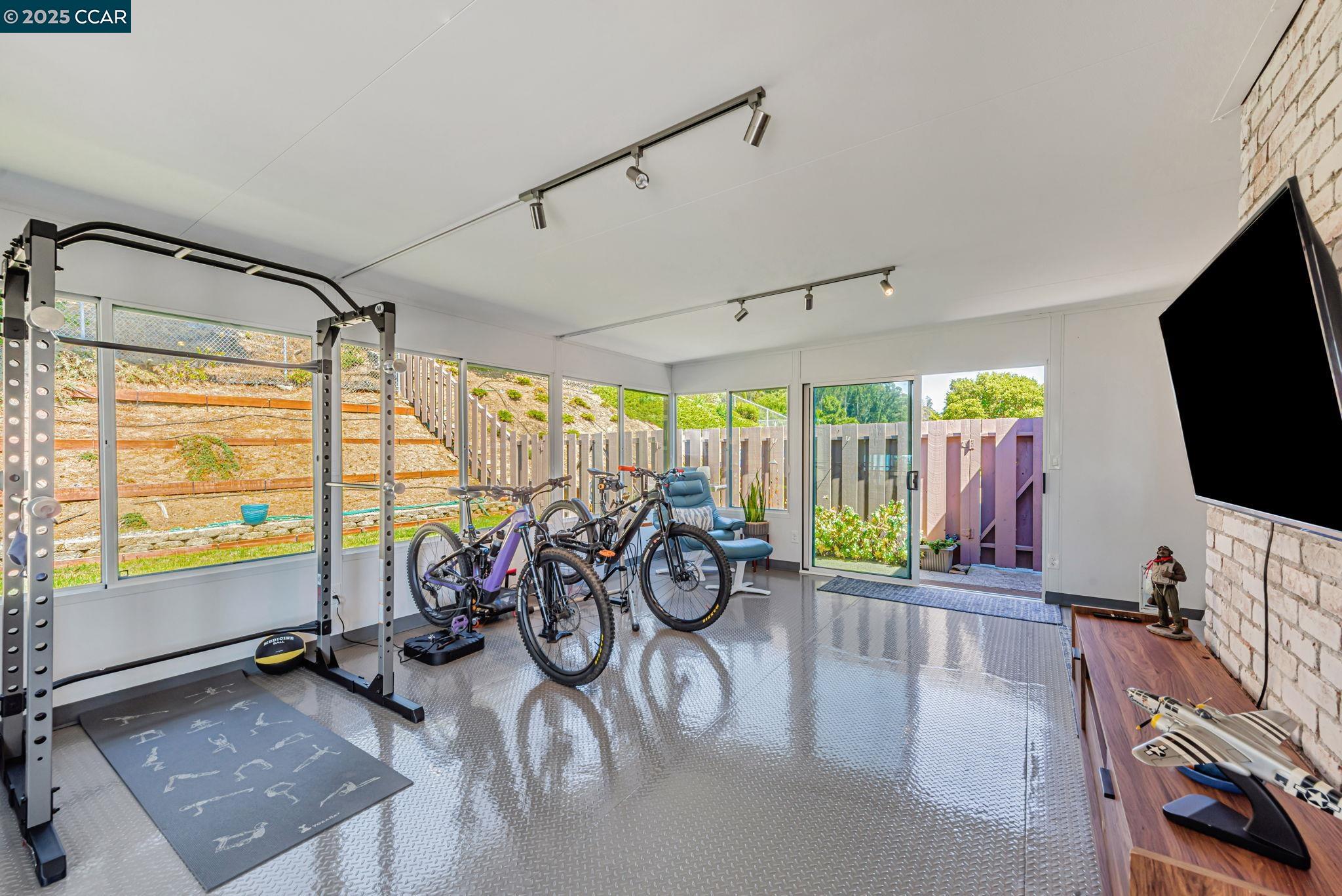 Detail Gallery Image 36 of 52 For 10540 Englewood Dr, Oakland,  CA 94605 - 3 Beds | 2 Baths