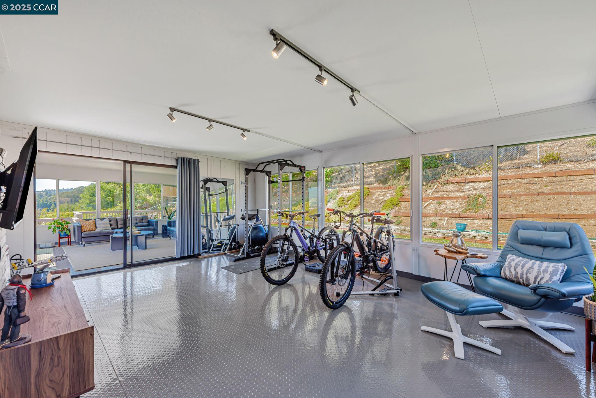 Detail Gallery Image 37 of 52 For 10540 Englewood Dr, Oakland,  CA 94605 - 3 Beds | 2 Baths