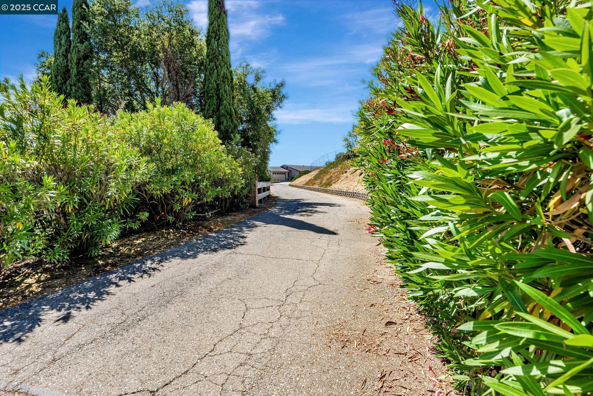 Detail Gallery Image 49 of 52 For 10540 Englewood Dr, Oakland,  CA 94605 - 3 Beds | 2 Baths