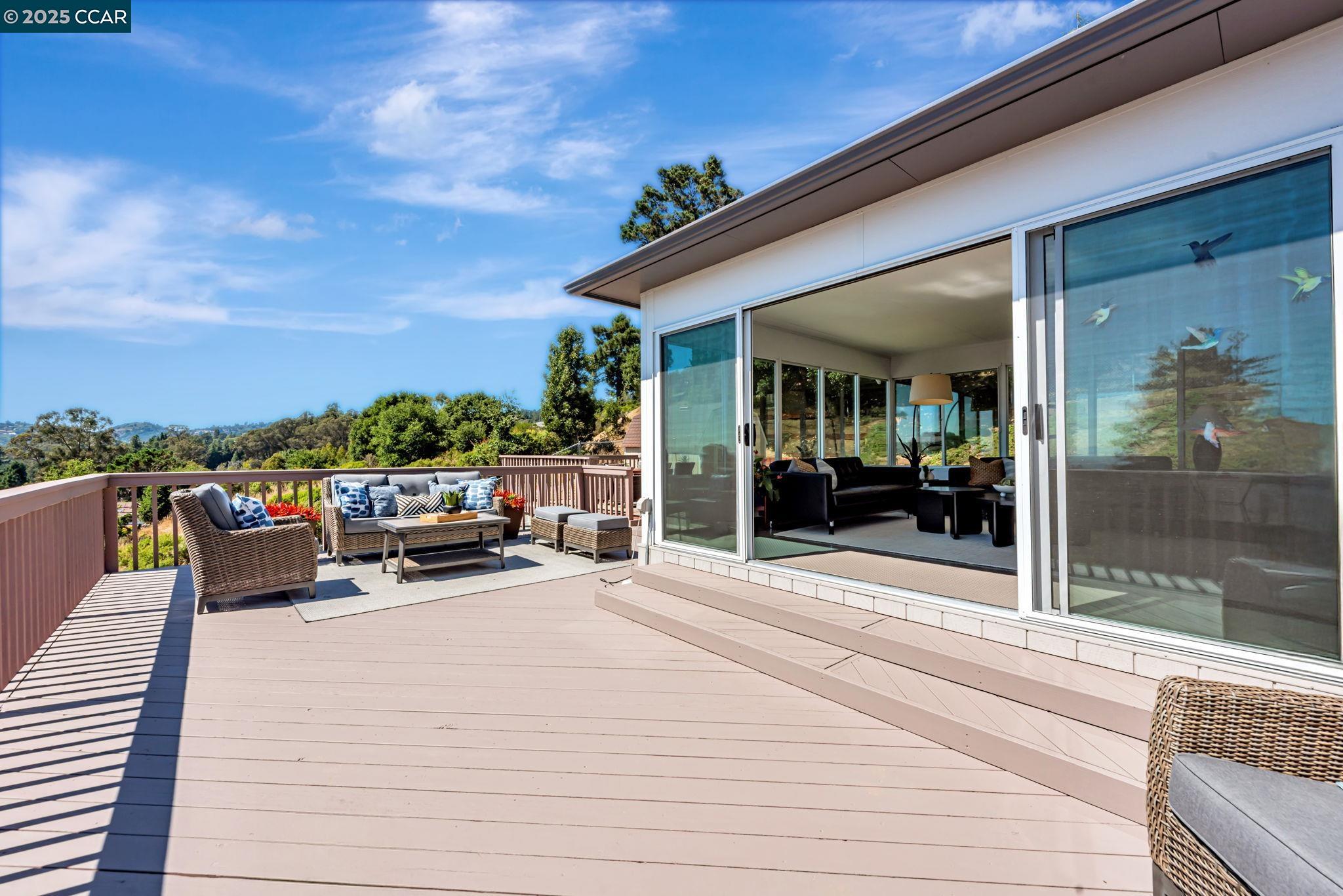 Detail Gallery Image 6 of 52 For 10540 Englewood Dr, Oakland,  CA 94605 - 3 Beds | 2 Baths