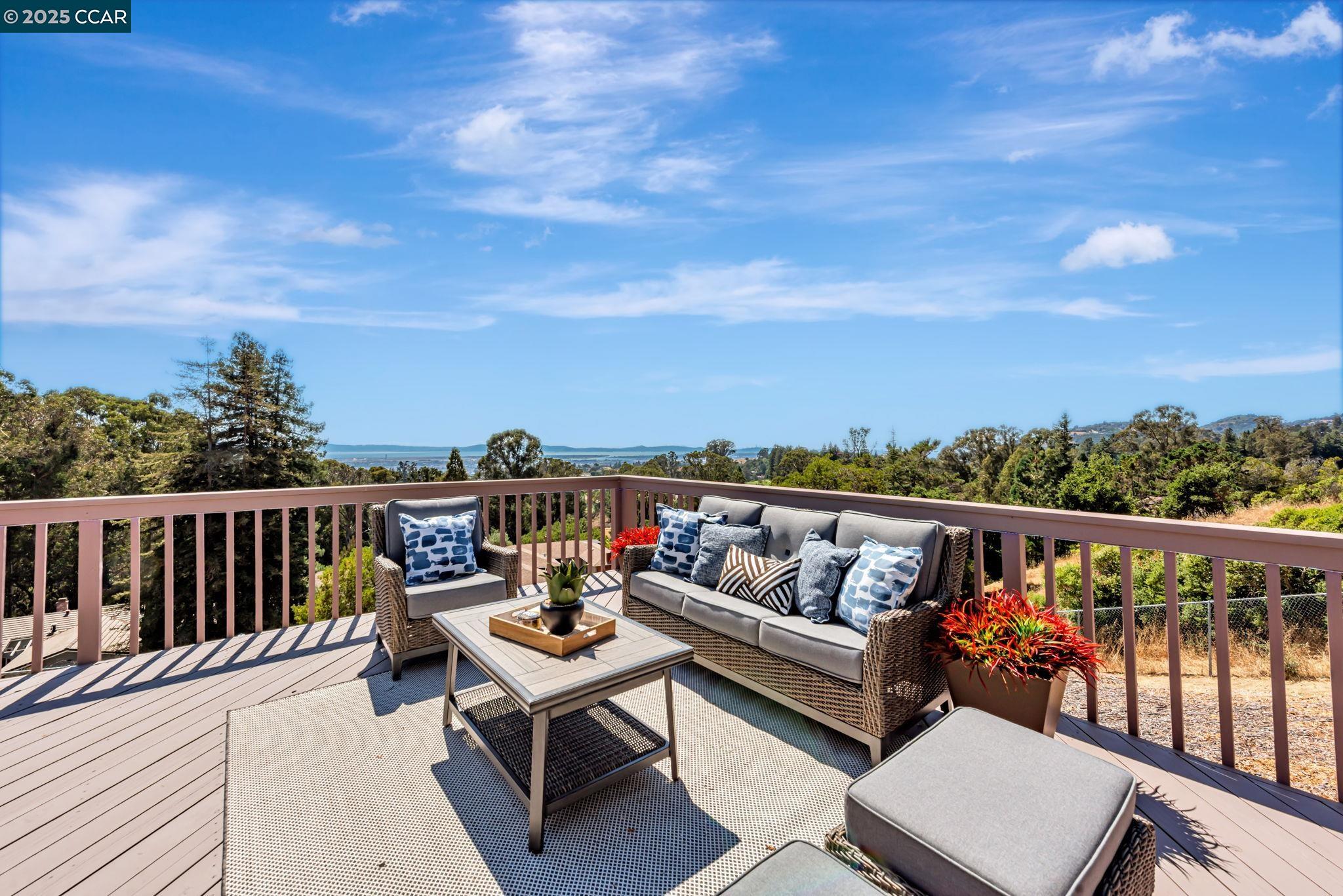 Detail Gallery Image 7 of 52 For 10540 Englewood Dr, Oakland,  CA 94605 - 3 Beds | 2 Baths